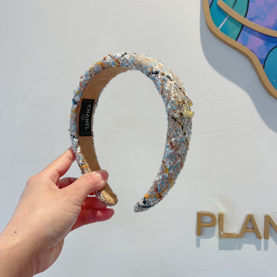 NO:276780,Packaging CHANEL (Chanel) latest small fragrant hairband, retro headband, popular internet celebrity products recommended. It is matched with high-end materials, super exquisite, fashionable and versatile. Hairpins, hairpins, chanel, chanel, hairpins19860909配包装 CHANEL（香奈儿）最新款小香发箍,复古头箍,网红爆款推荐 搭配高端材质,超精致,时尚百搭.发夹,发夹,chanel,chanel,hairpins,accessory