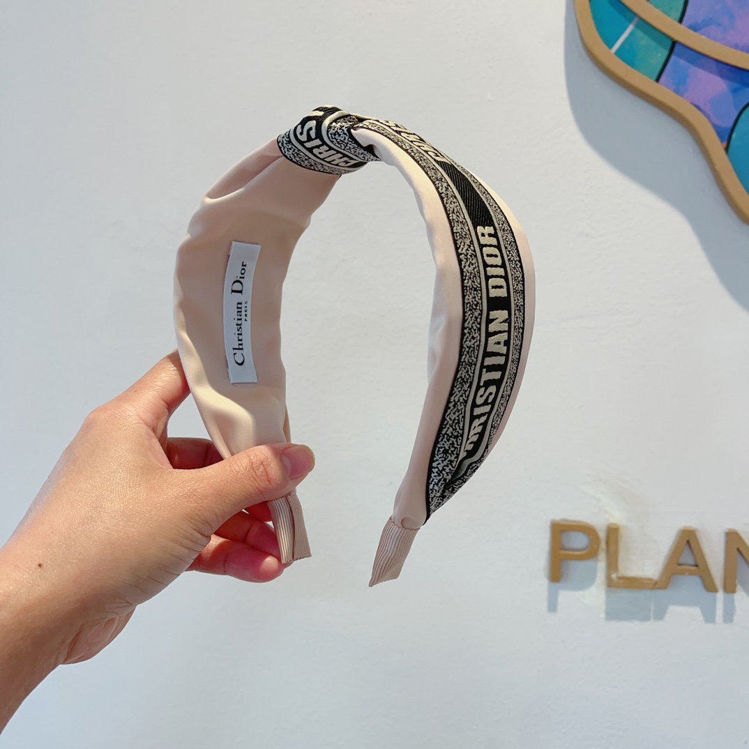 NO:276787,Packaging Dior (Dior) Popular new D letter silk wide version hairband, counter quality, let your charm bloom, the fresh lady style makes fashion simpler. Hairpins, hairpins, dior, dior, real silk, hairpins19860909配包装 Dior（迪奥） 火爆新款D字母真丝宽版发箍,专柜品质 让你的魅力绽放 清新淑女范让时尚更简单.发夹,发夹,dior,dior,real silk,hairpins,accessory