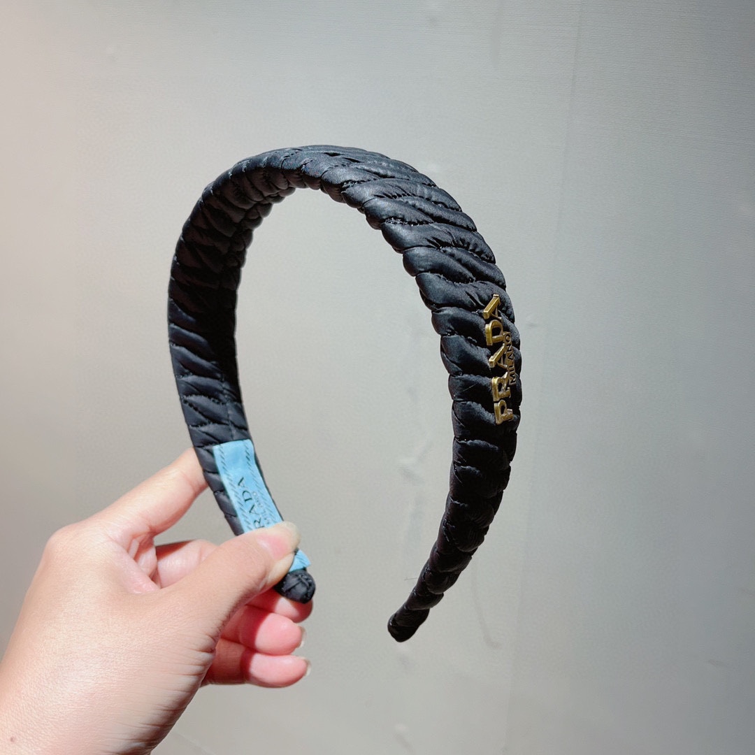 NO:276790,Packaging PRADA (Prada) New European and American hairbands, same style as stars, goddess must-have items, very versatile, fashionable and trendy, wear it full of tallness. Hairpins, hairpins, prada, prada, hairpins19860909配包装 PRADA（普拉达） 欧美新款发箍,明星同款 女神必备单品,非常百搭,时尚潮流, 戴上它满满的高大上.发夹,发夹,prada,prada,hairpins,accessory