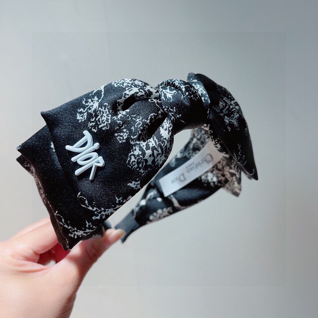 NO:276798,Packaging Dior (Dior) Popular new hairbands, original counter stock, let your charm bloom, the fresh lady style makes fashion simpler. Hairpins, hairpins, dior, dior, hairpins19860909配包装 Dior（迪奥） 火爆新款发箍,专柜原单货,让你的魅力绽放 清新淑女范让时尚更简单.发夹,发夹,dior,dior,hairpins,accessory