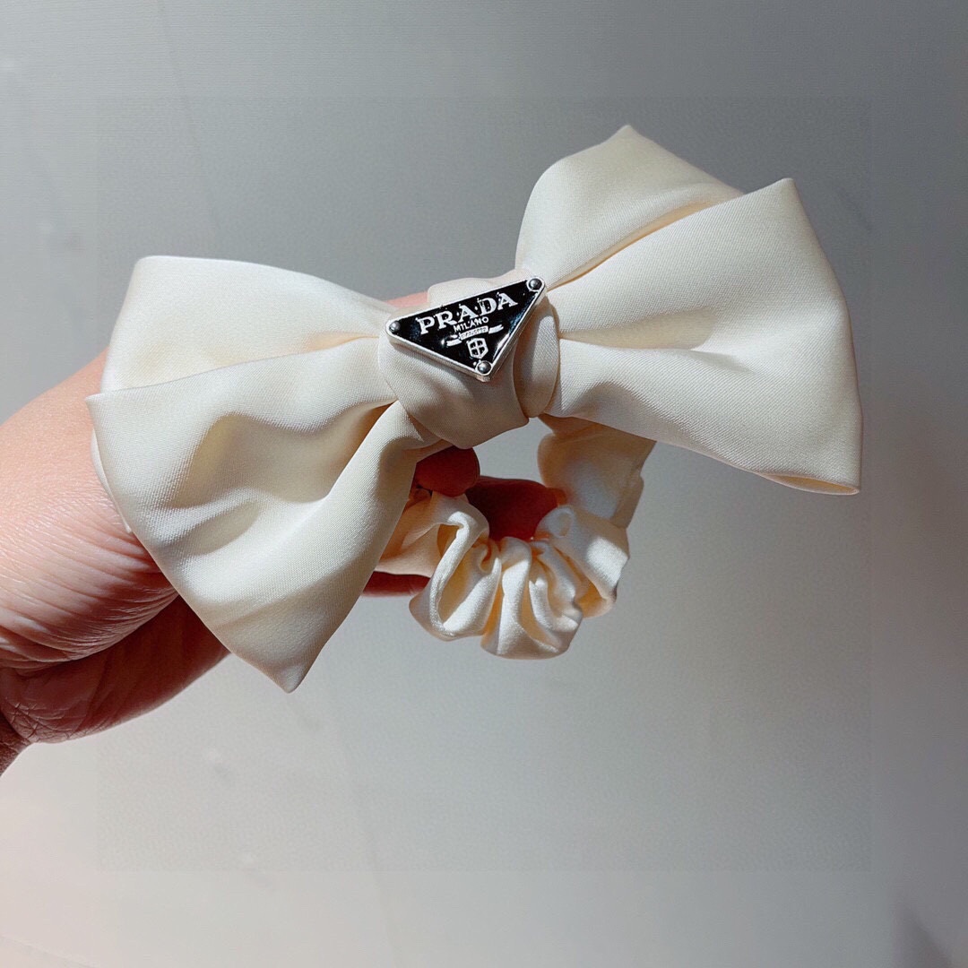 NO:276615,Packaging Prada imported satin bow hair ring, all details are shot, special fabrics are very textured, export orders. Hairpins, hairpins, prada, prada, silk fabric, hairpins19860909配包装 Prada（普拉达）进口绸缎蝴蝶结发圈,细节全部实拍 特制面料非常显质感 ,出口订单.发夹,发夹,prada,prada,silk fabric,hairpins,accessory