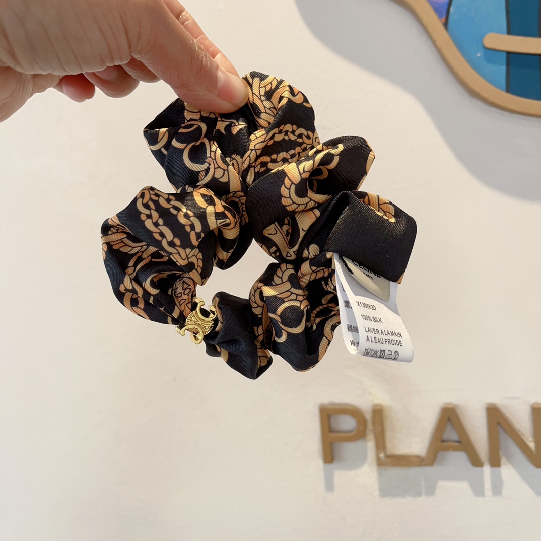 NO:276620,Packaging CELINE Arc de Triomphe is popular in the popular online version, exquisite intestinal circle rubber band, comfortable and stress-free wearing, a must-have for styling!  Very fashionable and versatile!  The essential items of goddess, super exquisite! The celebrity style. Hairpins, hairpins, celine, celine, hairpins19860909配包装 CELINE（赛琳）凯旋门网红爆款发圈,精致肠圈皮筋,佩戴舒适无压力,造型搭配必备！非常时尚百搭！女神必备单品,超级精致哦!名媛范儿.发夹,发夹,celine,celine,hairpins,accessory