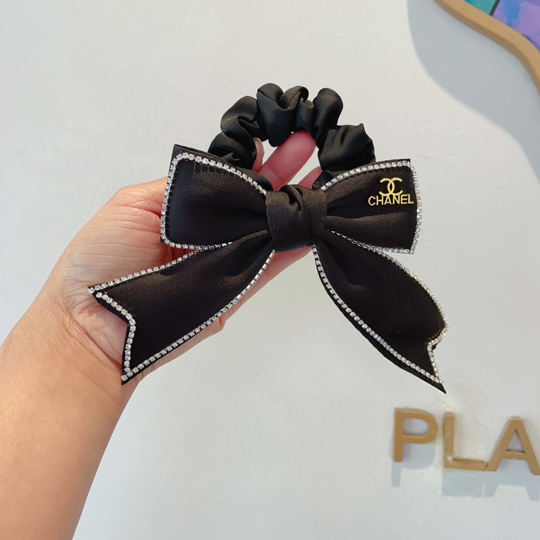 NO:276626,Packaging CHANEL (Chanel) double C internet celebrity popular model with diamond hair ring rubber band, exquisitely comfortable and stress-free, a must-have for styling!  Very fashionable and versatile!  A must-have goddess!  A celebrity style. A must-have item hairpins, hairpins, chanel, chanel, hairpins19860909配包装 CHANEL（香奈儿）双C网红爆款带钻发圈 皮筋,精致佩戴舒适无压力,造型搭配必备！非常时尚百搭！女神必备！名媛范儿.女神必备单品发夹,发夹,chanel,chanel,hairpins,accessory