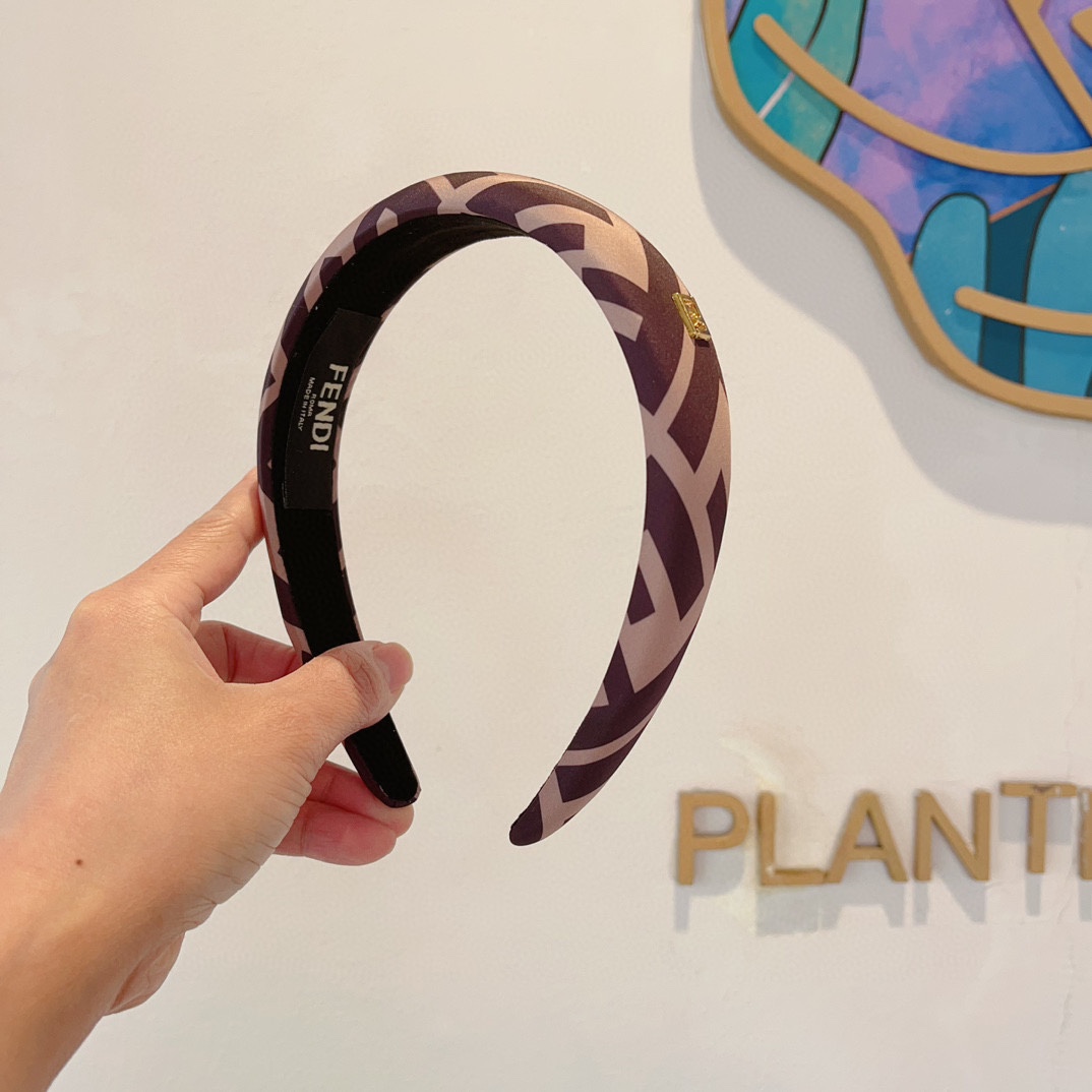 NO:276877,Packaging FENDI Popular new headbands, retro headbands, simple and versatile, a must-have for trendy women, super high-end!  Hair accessories, hairpins, fendi, fendi, hairpins19860909配包装 FENDI 芬迪 火爆新款发箍,复古头箍,简约百搭,潮女必备品,超级的高大上！发饰,发夹,fendi,fendi,hairpins,accessory