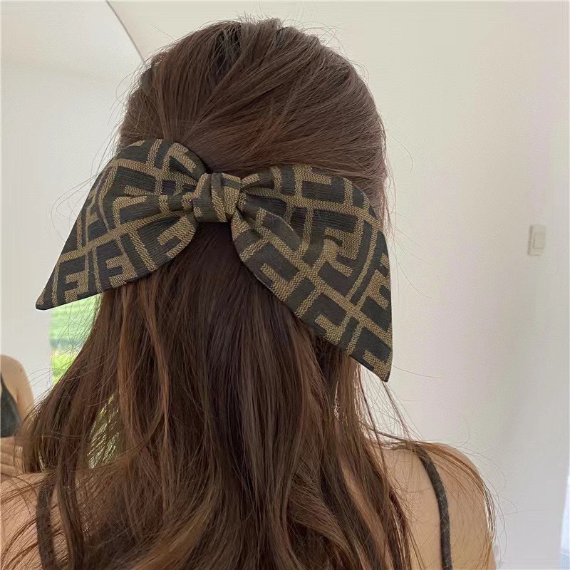 NO:276890,Packaged by FENDI (Fendi) new counter hair clip, classic sweet princess-style diamond large bow spring clip, super exquisite, it will be awesome when you turn pictures!  Fendi, hairpins, fendi, fendi, hairpins19860909配包装 FENDI（芬迪） 专柜新款发夹,经典甜美公主风钻大蝴蝶结弹簧夹, 超精致,转图必爆哈！专柜出货发饰,发夹,fendi,fendi,hairpins,accessory