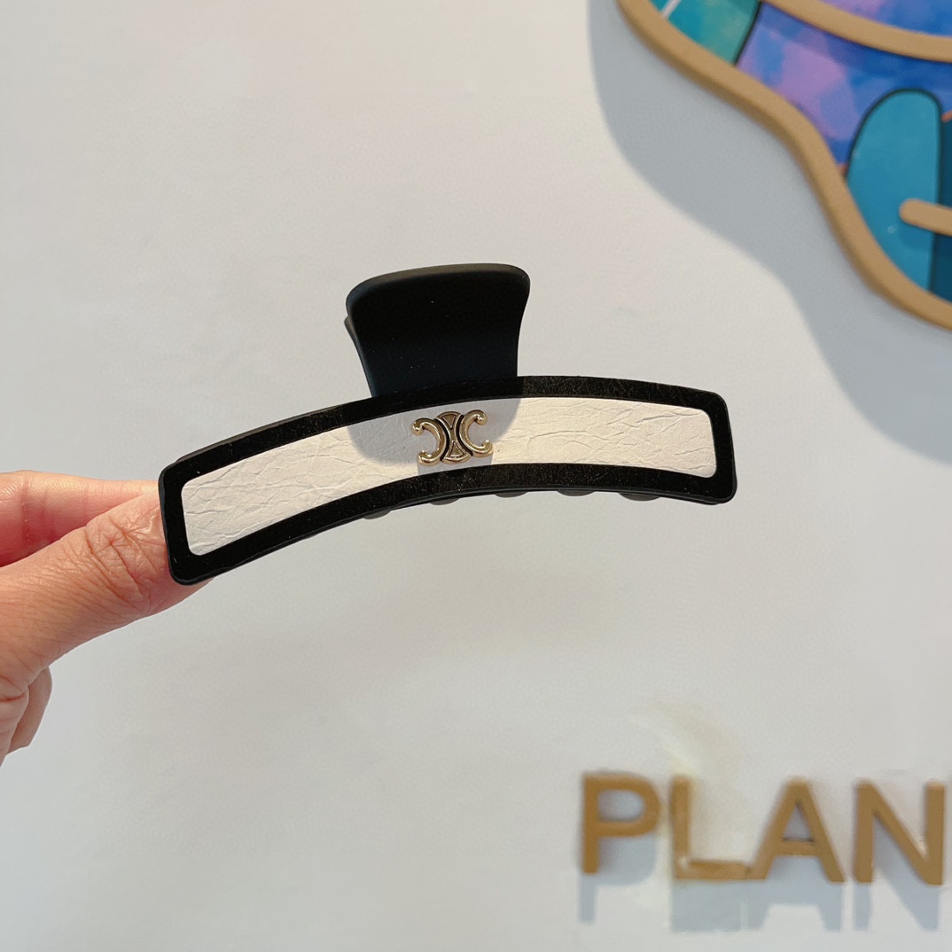 NO:276893,Packaging CELINE Arc de Triomphe new retro leather grab clip duck-billed hair clip, classic letter logo spring clip, super exquisite, you will be fucked by the picture!  Counter shipping and hairpins, celine, celine, hairpins19860909配包装 CELINE（赛琳） 凯旋门新款复古皮质抓夹 鸭嘴夹发夹,经典字母logo弹簧夹, 超精致,转图必爆哈！专柜出货发饰,发夹,celine,celine,hairpins,accessory