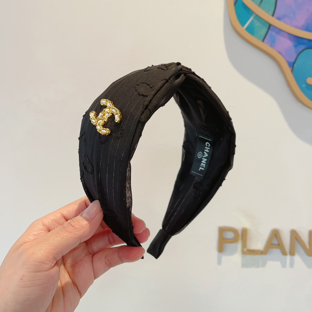 NO:277058,Packaging CHANEL (Chanel) new exquisite petal wide-edged headband, retro internet celebrity popular headband. Paired with high-end materials, super exquisite, fashionable and high-end versatile style. Hairpins, hairpins, chanel, chanel, hairpins19860909配包装 CHANEL（香奈儿）新款精美花瓣宽边发箍,复古网红爆款头箍 搭配高端材质,超精致,时尚高级感百搭款.发夹,发夹,chanel,chanel,hairpins,accessory