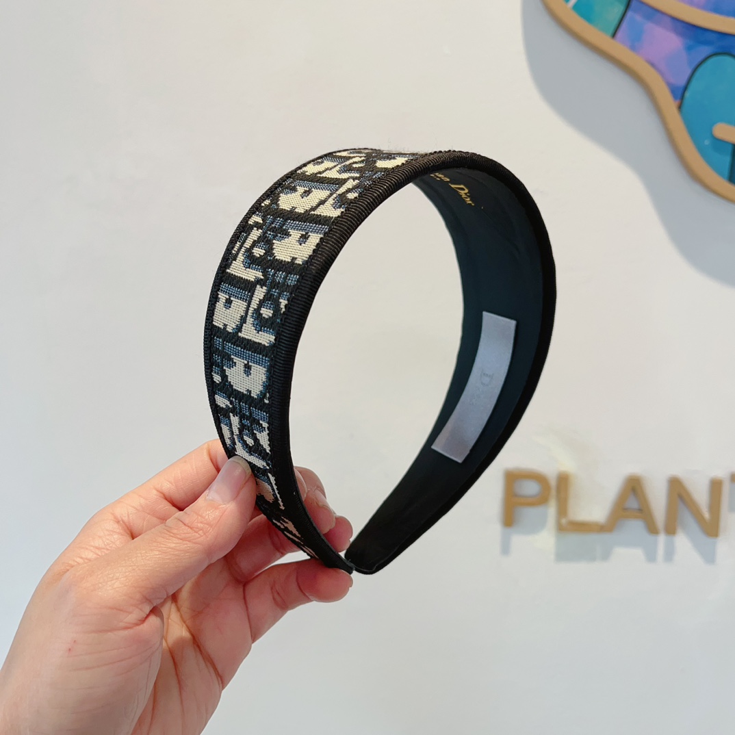 NO:277062,Packaging Dior (Dior) New high-version D home genuine embroidered headband, versatile wide-edged non-slip headband for going out, letting your charm bloom, fresh and ladylike fashion is simpler. Hairpins, hairpins, dior, dior, dior, hairpins19860909配包装 Dior（迪奥） 新款高版本D家正版刺绣发箍, 外出百搭款宽边防滑头箍、让你的魅力绽放 清新淑女时尚更简单.发夹,发夹,dior,dior,dior,hairpins,accessory