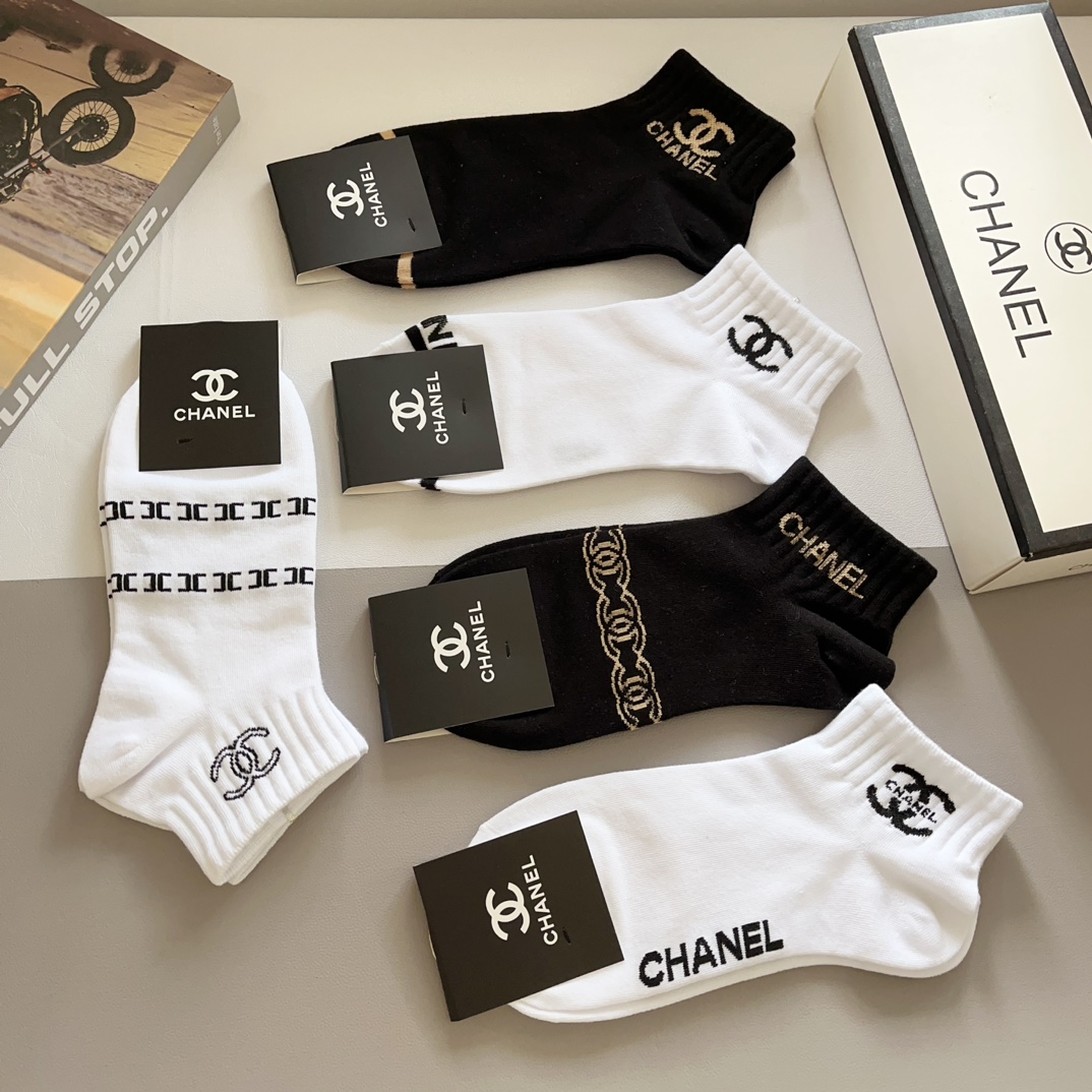 配包装一盒5双CHANEL香奈儿经典短款袜子️高版本纯棉材质柔软秒杀市场普通货经典的双C图案logo专柜