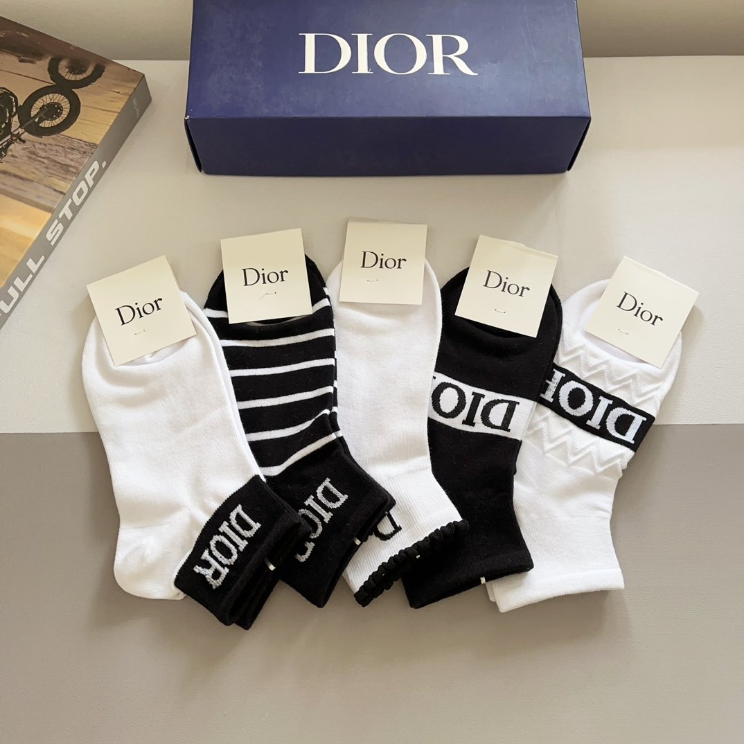 配包装一盒5双Dior迪奥2024新款小腿袜子！纯棉面料火爆Ｄ字母图案专柜同步中短筒袜子大牌出街潮人必备