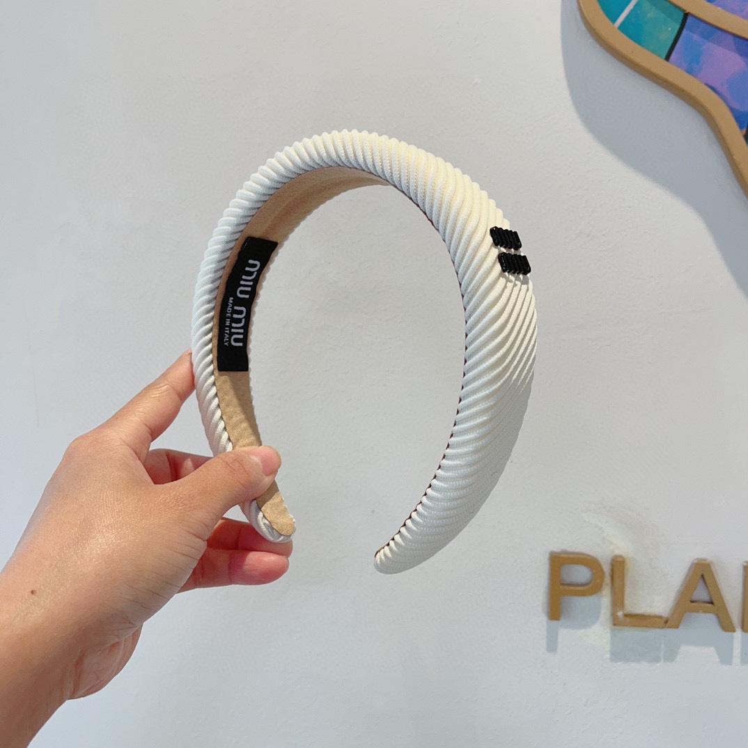 NO:277110,Packaging MIUMIU's new handmade headband, original single product, simple and versatile, a must-have for trendy women, super high-end!  hairpins, hairpins, miumiu, hairpins19860909配包装 MIUMIU（缪缪）新款手工制作发箍,原单货,简约百搭,潮女必备品,超级的高大上！发夹,发夹,miumiu,hairpins,accessory