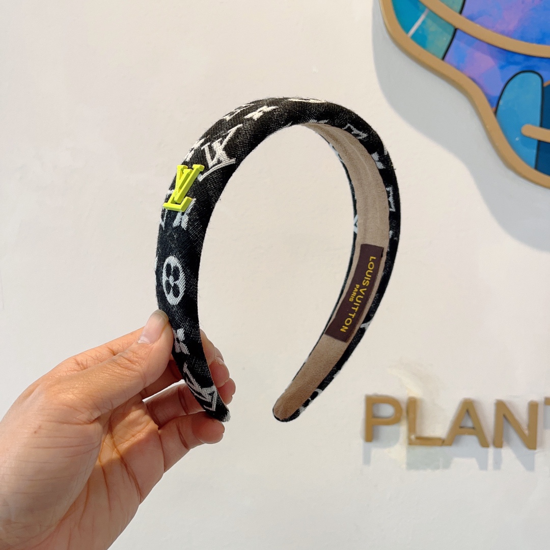 NO:276938,Packaging LV Louis Vuitton is popular with new Korean fabric plaid headbands, fashionable headbands, the latest internet celebrity style is coming to be fashionable and versatile, and goddess must enter!  hairpin, hairpin, louis vuitton, louis vuitton, hairpins19860909配包装 LV 路易威登 火爆新款韩版布艺格子发箍,时尚头箍,网红最新款来袭时尚百搭,女神必入！发夹,发夹,louis vuitton,louis vuitton,hairpins,accessory