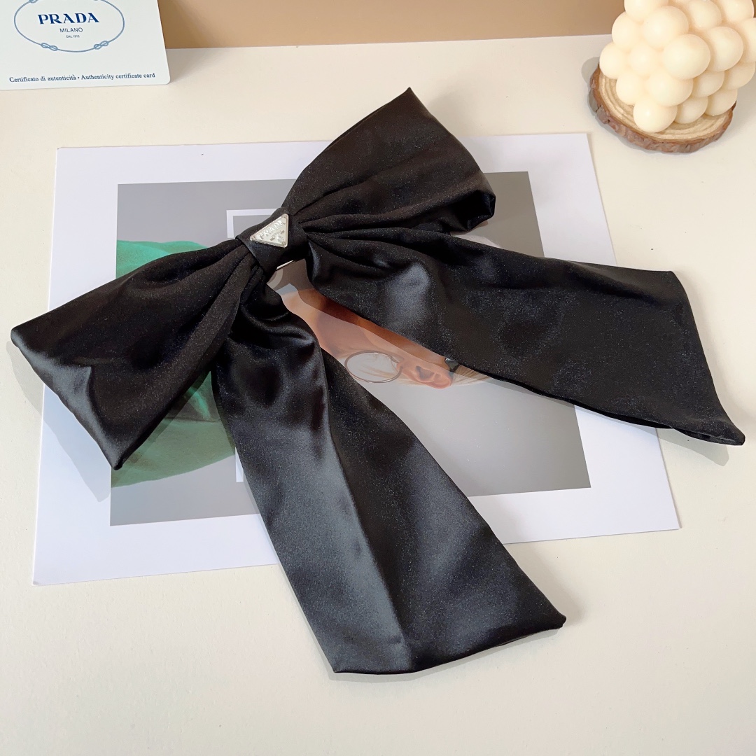 NO:277170,Packaging PRADA (Prada) star-like bow hair clip, slingshot clip, recommended model of internet celebrity classic bow headdress, super versatile!  Recommended by knocking on the blackboard, letting you become a big brand instantly!  Hair accessories, hairpins, prada, prada, hairpins19860909配包装 PRADA（普拉达）明星同款蝴蝶结发夹 弹弓夹 网红推荐款 经典蝴蝶结头饰,超级百搭哦！敲黑板推荐,让你秒变大牌范儿！发饰,发夹,prada,prada,hairpins,accessory