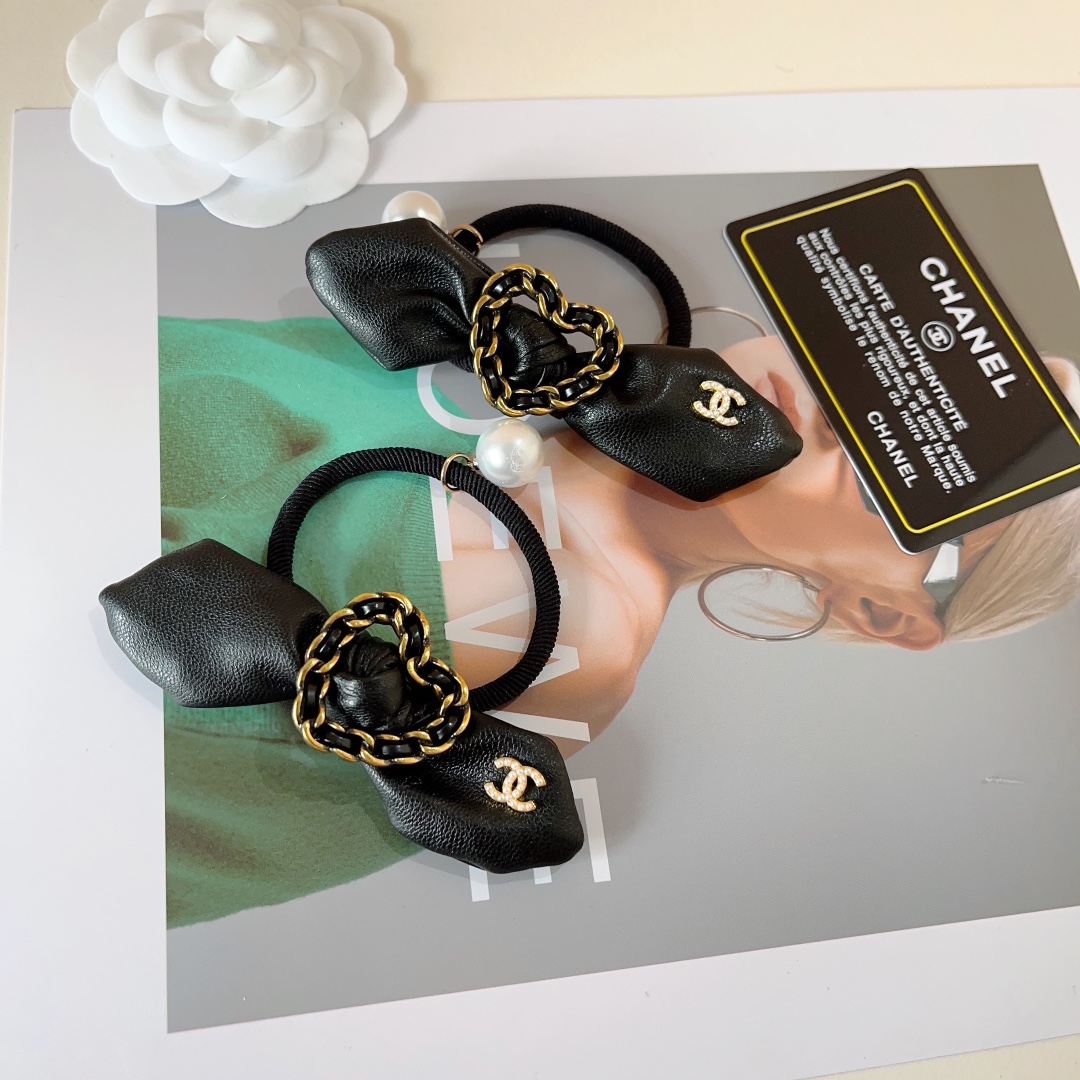 NO:277144,Packaging (single) CHANEL Chanel classic black pu leather metal rubber band, bow hair rope bun headband, high-end Korean version of small fragrance hair ring, classic style design, high-end and atmospheric, celebrity style, hair accessories, hairpins, chanel, chanel, hairpins19860909配包装（单个） CHANEL 香奈儿经典款黑色pu皮质金属皮筋、 蝴蝶结发绳丸子头绳,高档韩版小香风发圈,经典花型设计, 高端大气,名媛范儿,发饰,发夹,chanel,chanel,hairpins,accessory