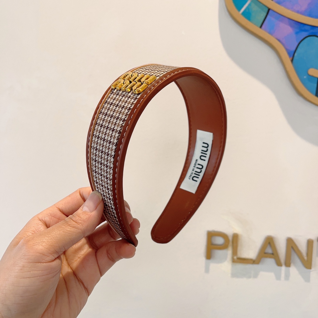 NO:277160,Packaging miumiu high-end brand letter houndstooth custom headband, all the details are shot!  The new age-reducing headband and special fabric are very fashionable and versatile!  Hair accessories, hairpins, miumiu, hairpins19860909配包装 miumiu 缪缪 高版本大牌字母千鸟格定制发箍,细节全部实拍！减龄新款头箍、特制面料非常时尚百搭！发饰,发夹,miumiu,hairpins,accessory