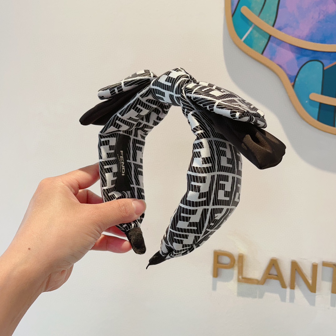 NO:277178,Packaging FENDI Popular new bow headband, retro headband, simple and versatile, a must-have for trendy women, super high-end!  Hair accessories, hairpins, fendi, fendi, hairpins19860909配包装 FENDI 芬迪 火爆新款蝴蝶结发箍,复古头箍,简约百搭,潮女必备品,超级的高大上！发饰,发夹,fendi,fendi,hairpins,accessory