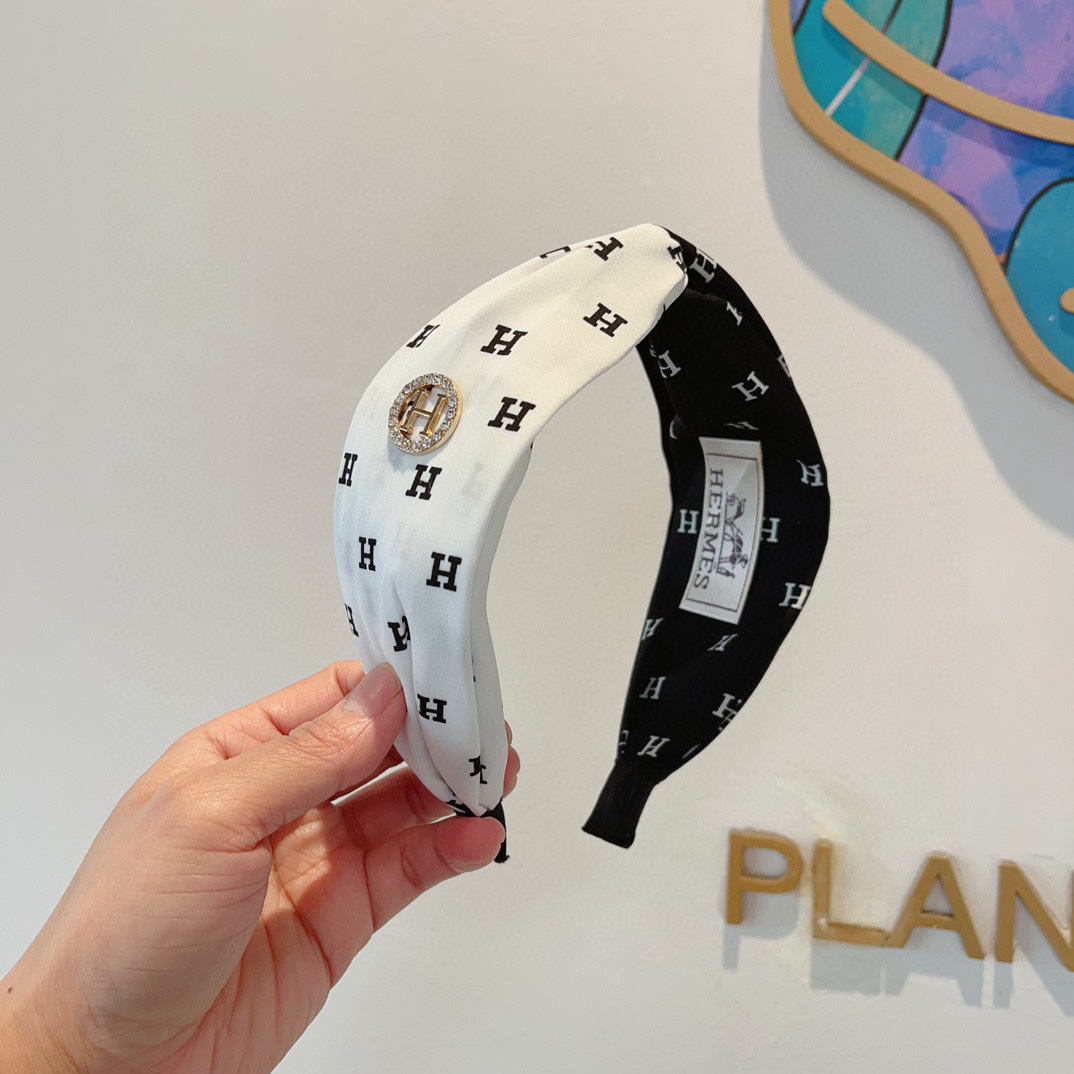 NO:277190,Packaging Hermes (Hermes) Hot customized wide version headband, same style headband for internet celebrity imported silk fabric, export orders and details are all shot!  The special fabric is very textured!  Hair accessories, hairpins, hermes, hermes, real silk, hairpins19860909配包装 Hermes（爱马仕） 火爆定制款宽版发箍,网红同款头箍 进口真丝面料, 出口订单、细节全部实拍！特制面料非常显质感！发饰,发夹,hermes,hermes,real silk,hairpins,accessory