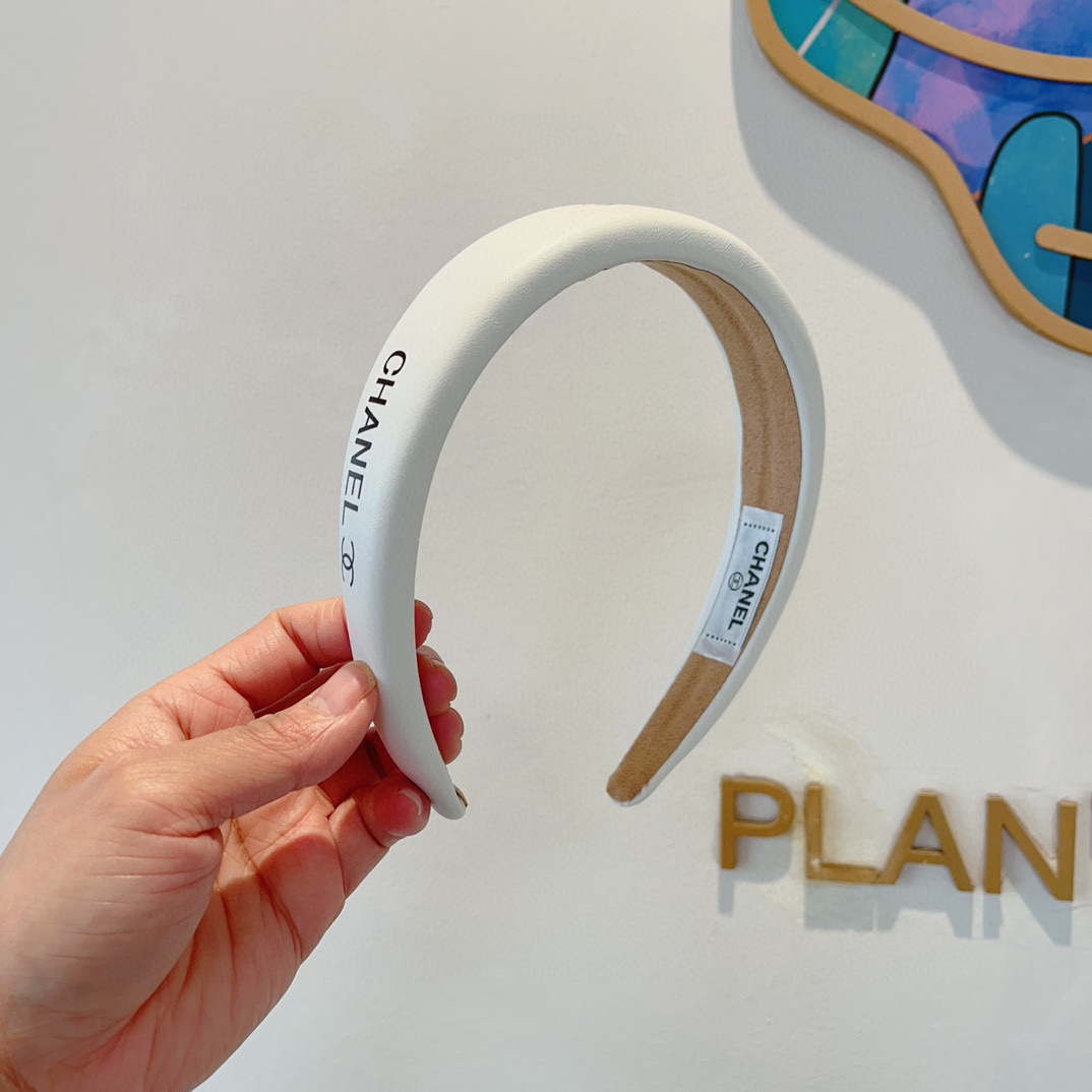 NO:277150,Packaging CHANEL (Chanel) latest small-scented sheepskin headband, retro headband, popular internet celebrity products recommended. It is matched with high-end materials, super exquisite, fashionable and versatile. Hair accessories, hairpins, chanel, chanel, sheepskin, hairpins19860909配包装 CHANEL（香奈儿）最新款小香羊皮发箍,复古头箍,网红爆款推荐 搭配高端材质,超精致,时尚百搭.发饰,发夹,chanel,chanel,sheepskin,hairpins,accessory