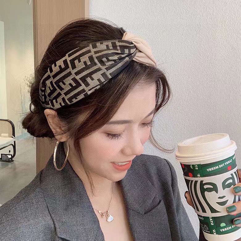 NO:277156,Packaging FENDI Popular new headbands, retro headbands, simple and versatile, a must-have for trendy women, super high-end!  Hair accessories, hairpins, fendi, fendi, hairpins19860909配包装 FENDI 芬迪 火爆新款发箍,复古头箍,简约百搭,潮女必备品,超级的高大上！发饰,发夹,fendi,fendi,hairpins,accessory