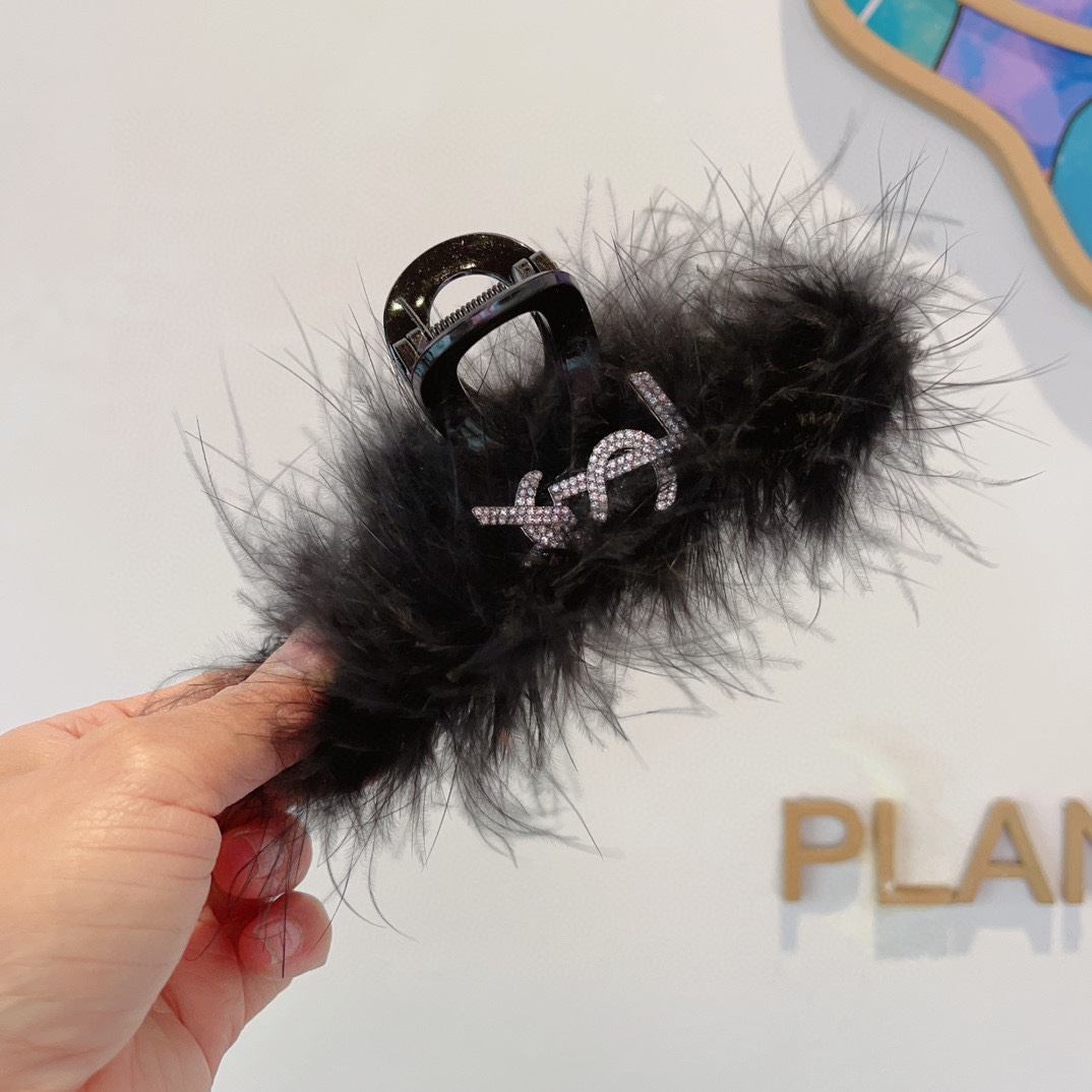 NO:277200,Packaging YSL Saint Laurent flash light luxury simple grab clip, ostrich hair clip original single acrylic material, goddess must-have items, super exquisite! celebrity style. Hair accessories, hairpins, saint laurent, saint laurent, hairpins19860909配包装 YSL 圣罗兰闪轻奢简约抓夹,鸵鸟毛发夹 原单亚克力材质,女神必备单品,超级精致哦!名媛范儿.发饰,发夹,saint laurent,saint laurent,hairpins,accessory