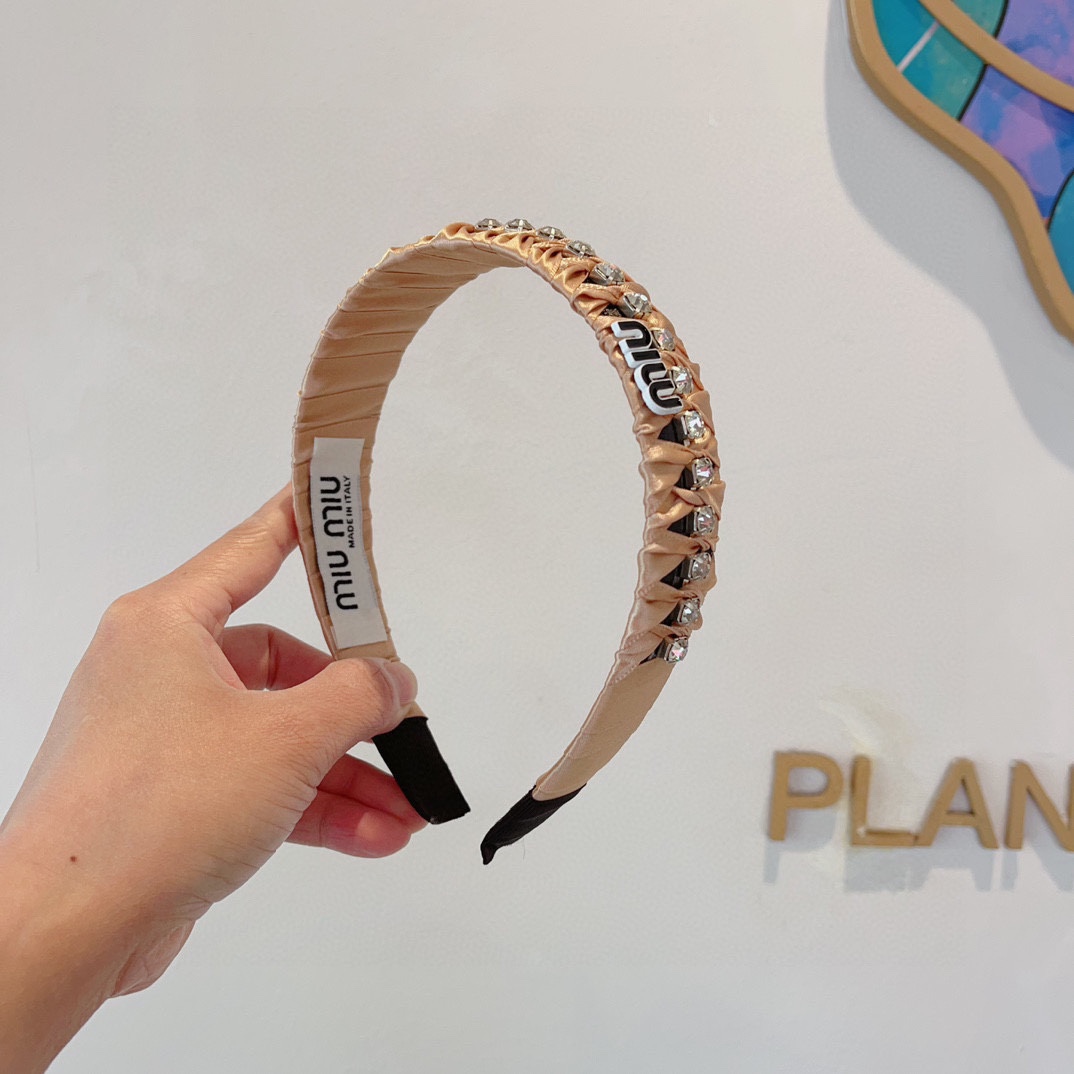 NO:277207,Packaging miumiu latest custom headband, all the details are taken in real photos!  Special fabrics are very textured, classic and timeless, with multiple colors available. Hair accessories, hairpins, miumiu, hairpins19860909配包装 miumiu 缪缪 最新款定制发箍,细节全部实拍！特制面料非常显质感、经典而又永不过时,多色可选.发饰,发夹,miumiu,hairpins,accessory