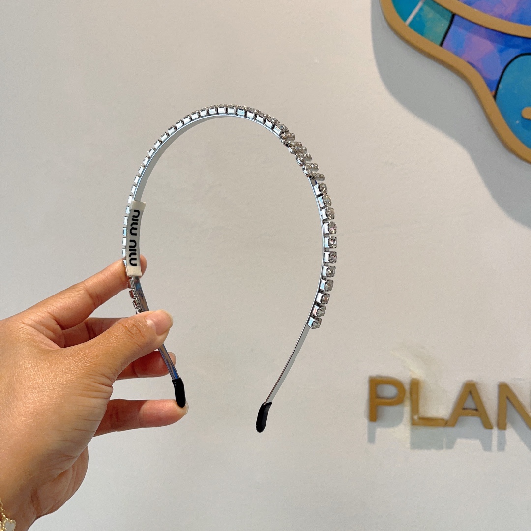 NO:277865,Packaging miumiu, the same elegant and versatile headband of the internet celebrity, the high-end pearl rhinestone headband, all the details are shot!  Handmade special craftsmanship is very textured, classic and versatile and never out of date!  hairpins, hairpins, miumiu, hairpins19860909配包装 miumiu 缪缪 网红同款气质百搭发箍,高级感珍珠水钻头箍 细节全部实拍！手工特制工艺 非常显质感、经典百搭而又永不过时！发夹,发夹,miumiu,hairpins,accessory