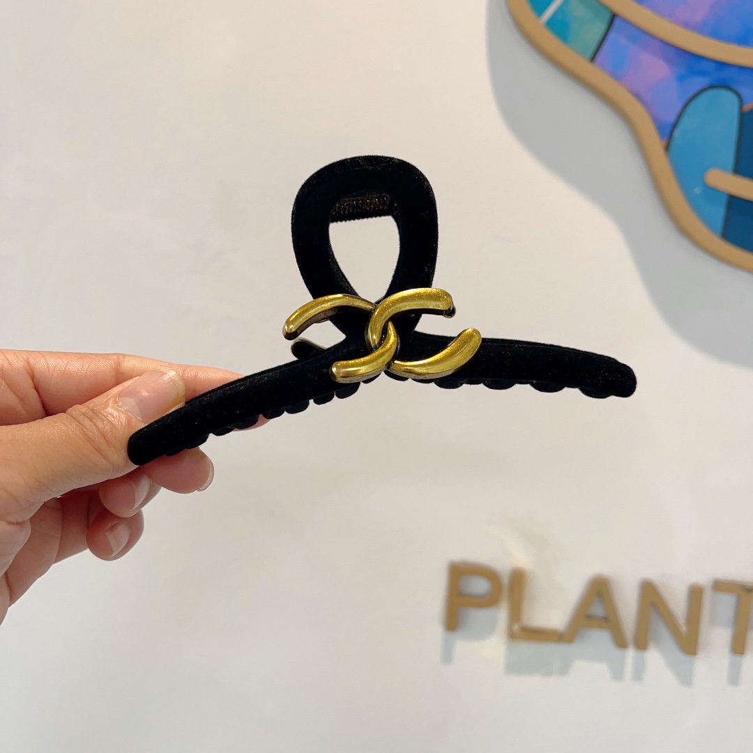 NO:277871,Packaging (single) ＣＨＡＮＥＬ Chanel high-value flocking one-line clip, versatile simple hair clip Original single material, goddess must-have item, super exquisite! celebrity style. Hairpins, hairpins, chanel, hairpins19860909配包装（单个） ＣＨＡＮＥＬ香奈儿高颜值植绒一字抓夹,百搭简约发夹 原单材质,女神必备单品,超级精致哦!名媛范儿.发夹,发夹,chanel,hairpins,accessory