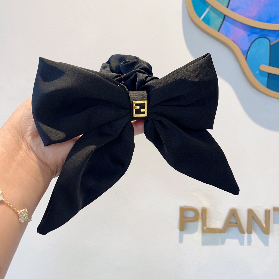 NO:277673,Packaging FENDI letter streamer ponytail hair ring bow collar, high-end Korean F rubber band, classic design, high-end and atmospheric, celebrity style, hairpin, hairpin, fendi, fendi, fendi, hairpins19860909配包装 FENDI 芬迪 字母飘带马尾发圈 蝴蝶结肠圈,高档韩版F皮筋,经典花型设计, 高端大气,名媛范儿,发夹,发夹,fendi,fendi,hairpins,accessory