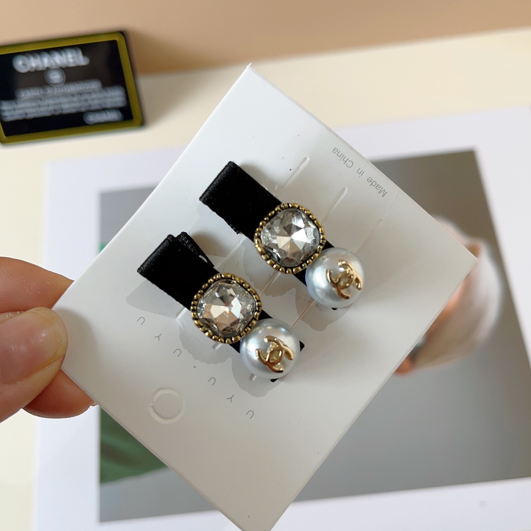 NO:277685,Packaging (one pair) CHANEL (Chanel) New small fragrance pearl BB clip, classic letter logo edge clip bang clip hair accessories, high-end Japanese and Korean fantasy girl simple and versatile style!  hairpins, hairpins, chanel, chanel, hairpins19860909配包装（一对） CHANEL（香奈儿） 新款小香风珍珠BB夹、经典字母logo边夹刘海夹发饰, 高级感日韩幻彩少女简约百搭款！发夹,发夹,chanel,chanel,hairpins,accessory
