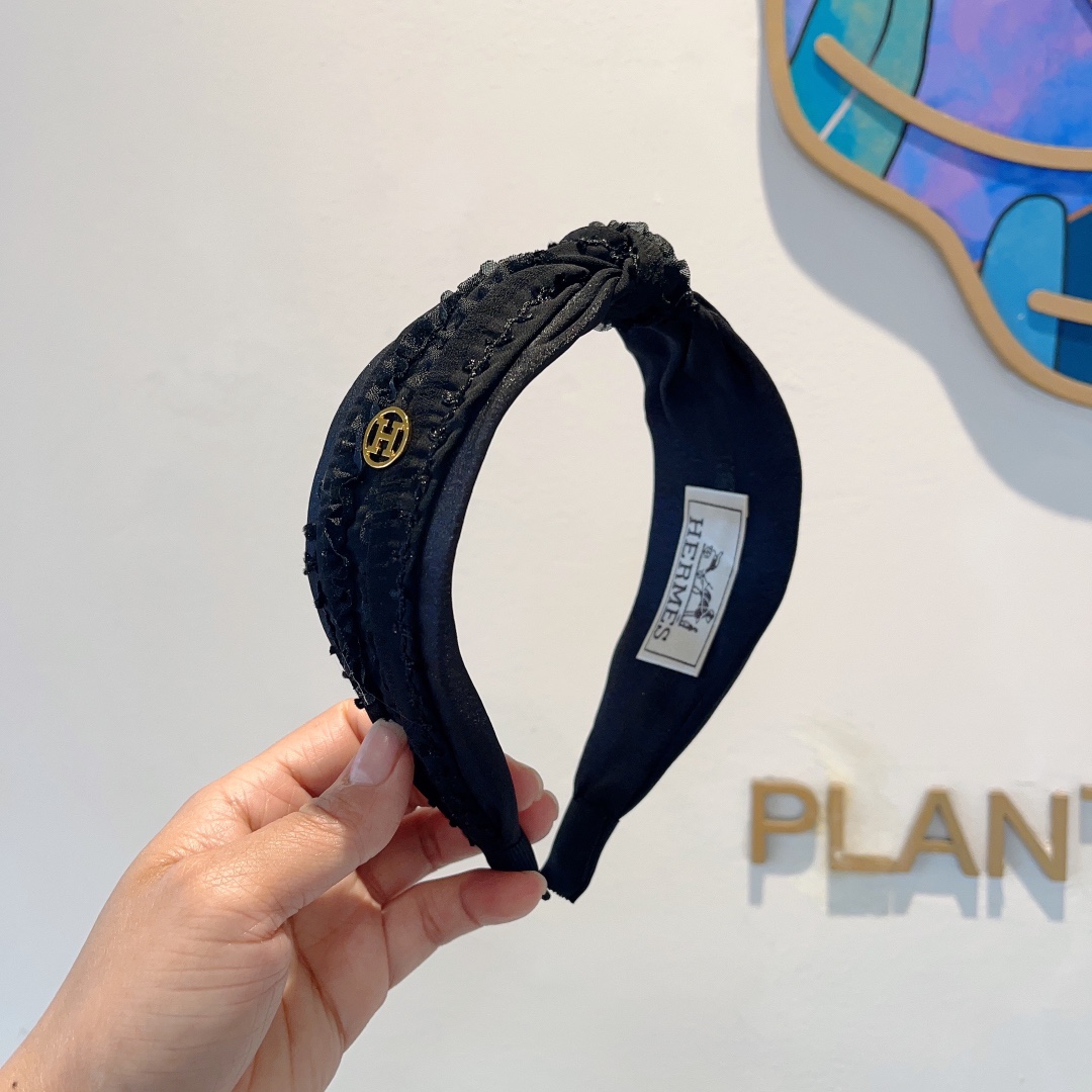 NO:277647,Packaging Hermes (Hermes) is a popular custom-made headband, the same style as the internet celebrity, imported fabric, export orders and details are all shot!  The special fabric is very textured!  hairpins, hairpins, hermes, hermes, hairpins19860909配包装 Hermes（爱马仕） 火爆定制款发箍,网红同款 进口面料, 出口订单、细节全部实拍！特制面料非常显质感！发夹,发夹,hermes,hermes,hairpins,accessory