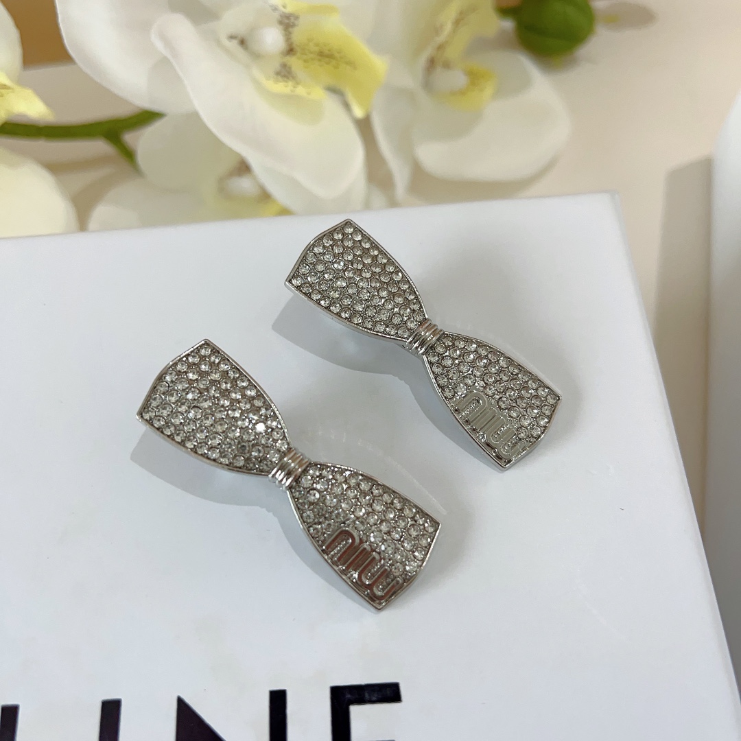 NO:277952,Packaging (a pair) miumiu (Miao Miu) New small bow exquisite flash diamond BB clip, classic letter logo edge clip bang clip hair accessories, high-end Japanese and Korean fantasy girl simple and versatile!  hairpins, miumiu, hairpins19860909配包装（一对） miumiu（缪缪） 新款小蝴蝶结精美闪钻BB夹、经典字母logo边夹刘海夹发饰, 高级感日韩幻彩少女简约百搭款！,发夹,miumiu,hairpins,accessory