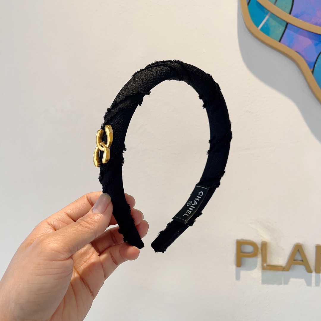 NO:278200,Packaging CHANEL's latest small fragrant headband, new product huge face-showing small headband, popular internet celebrity products, paired with high-end dual C logo, super exquisite, fashionable and versatile!  Hair accessories, hairpins, chanel, chanel, hairpins19860909配包装 CHANEL（香奈儿）最新款小香发箍,新品巨显脸小头箍,网红爆款推荐 搭配高端双Ｃlogo ,超精致时尚百搭！发饰,发夹,chanel,chanel,hairpins,accessory