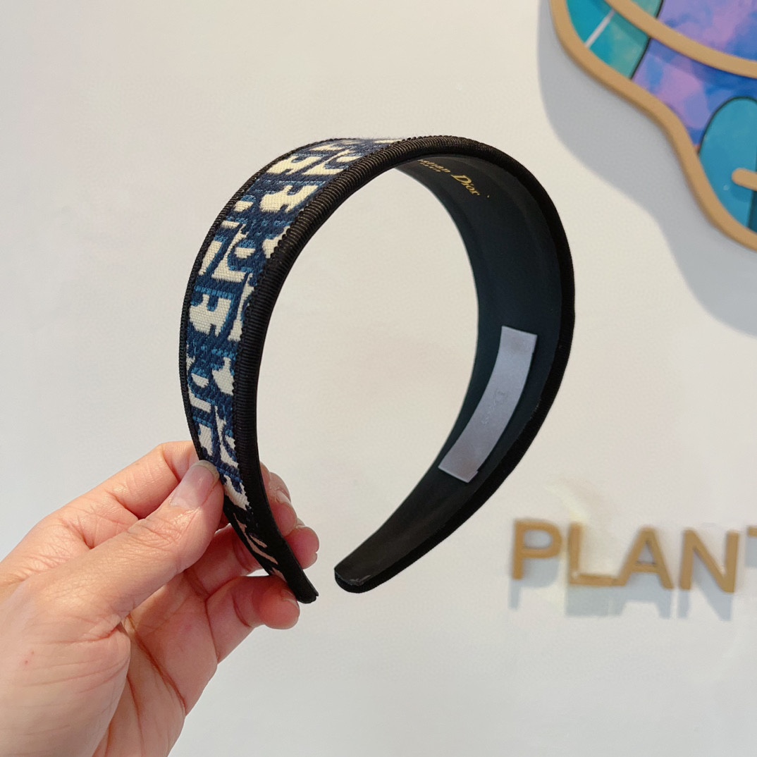 NO:277881,Packaging Dior (Dior) New high-version D home genuine embroidered headband, versatile wide-edged anti-slip headband for going out, let your charm bloom, fresh lady fashion is simpler., hairpins, dior, dior, dior, hairpins19860909配包装 Dior（迪奥） 新款高版本D家正版刺绣发箍, 外出百搭款宽边防滑头箍、让你的魅力绽放 清新淑女时尚更简单.,发夹,dior,dior,dior,hairpins,accessory