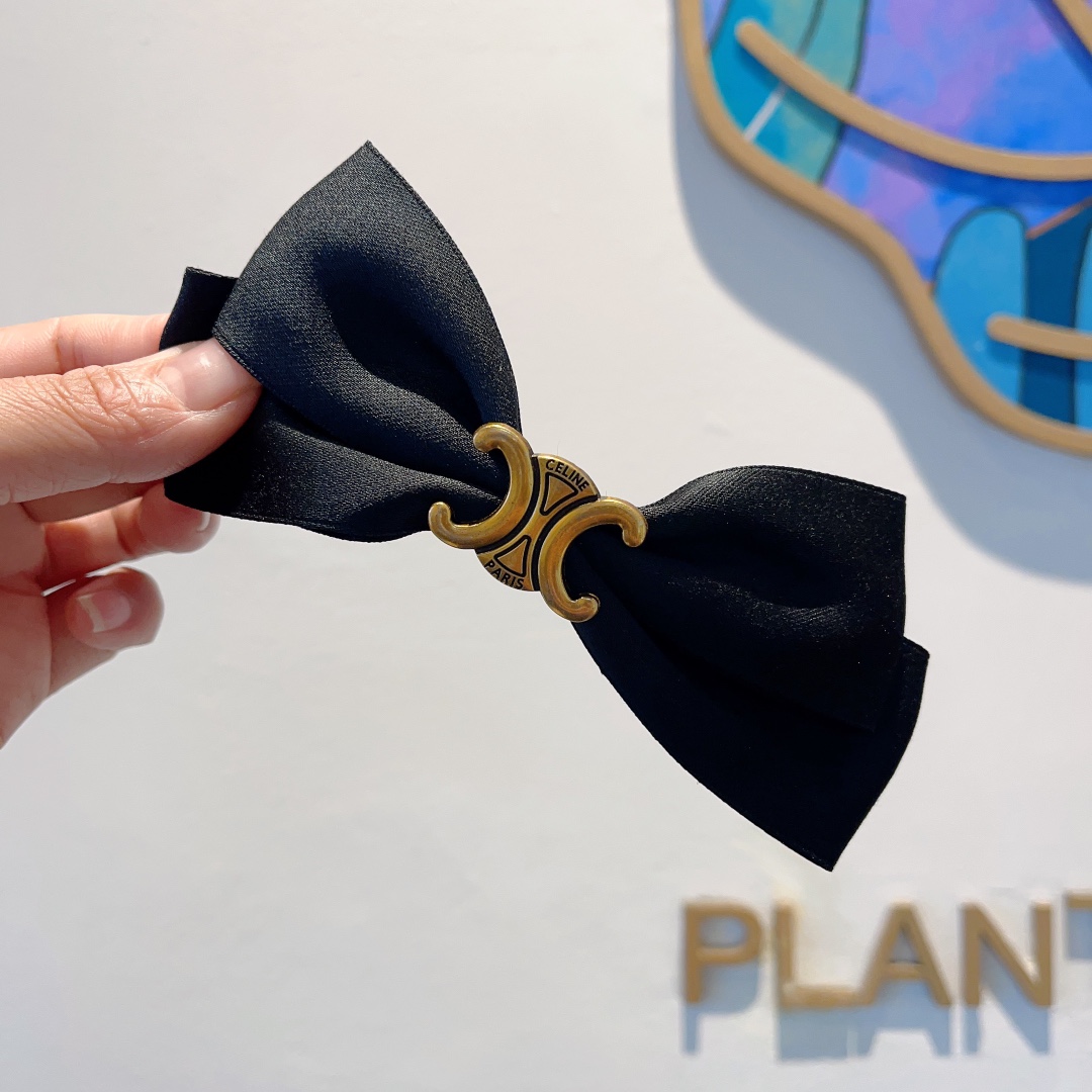 NO:277882,Packaging CELINE Arc de Triomphe new hairpin, classic letters large bow spring clip, super exquisite and versatile, it will be a hit when you turn pictures!  The same style of internet celebrities, hairpins, celine, celine, hairpins19860909配包装 CELINE（赛琳） 凯旋门新款发夹,经典字母大蝴蝶结弹簧夹, 超精致百搭,转图必爆哈！网红同款,发夹,celine,celine,hairpins,accessory