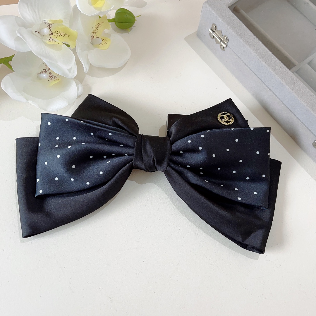 NO:277898,Packaging CHANEL (Chanel) New European and American bow slingshot clip, same style as celebrities, versatile and fashionable hairpins, wear it with a full of tall and tall hairpins., hairpins, chanel, chanel, hairpins19860909配包装 CHANEL（香奈儿） 欧美新款蝴蝶结弹弓夹,明星同款 ,百搭时尚发夹, 戴上它满满的高大上.,发夹,chanel,chanel,hairpins,accessory