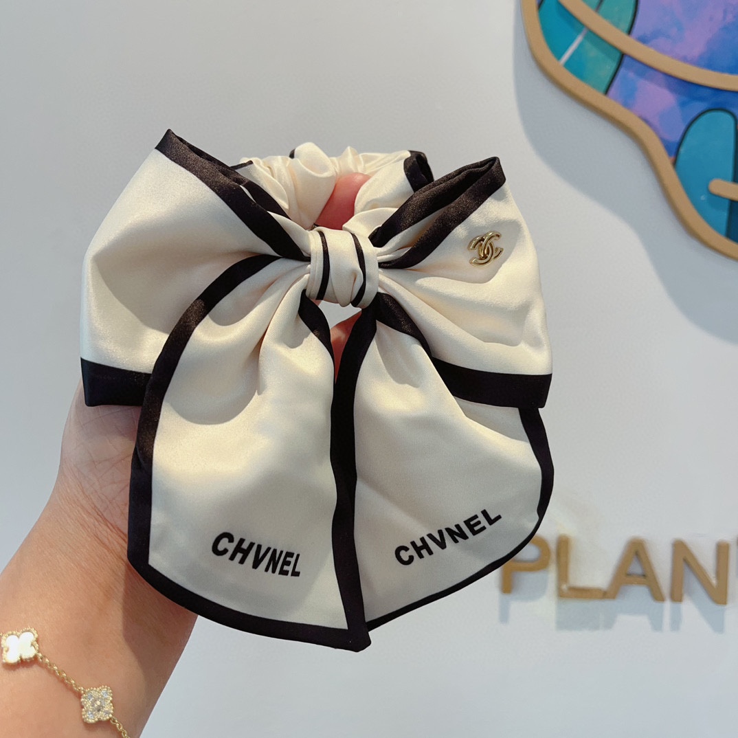 NO:277883,Packaging CHANEL Chanel bow collar ring, new silk streamer, headband hair ring, silk fabric, classic flower style, high-end and atmospheric, celebrity style, hairpins, chanel, chanel, real silk, hairpins19860909配包装 CHANEL 香奈儿 蝴蝶结肠圈,新款真丝飘带,头扎皮筋发圈,真丝面料,经典花行款, 高端大气,名媛范儿,,发夹,chanel,chanel,real silk,hairpins,accessory