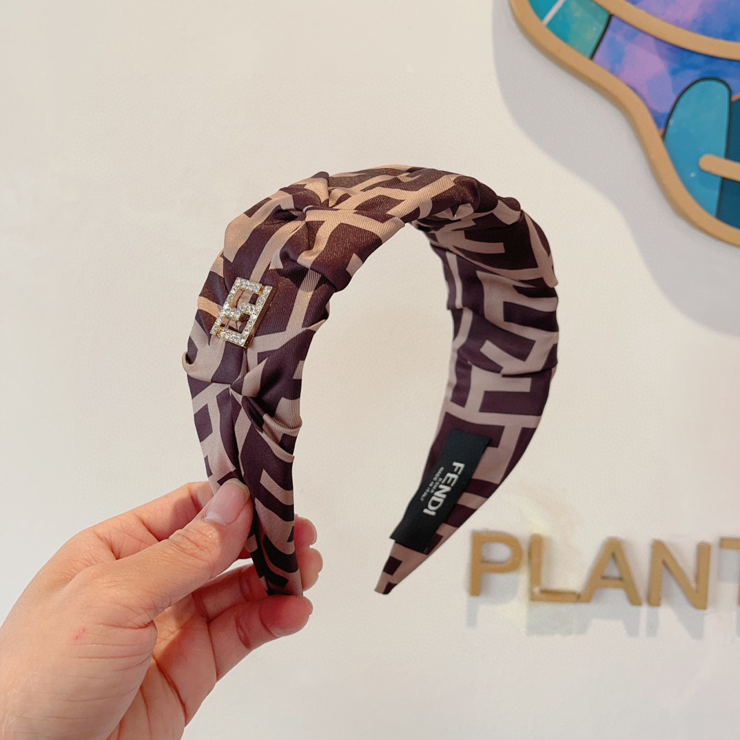 NO:277885,Packaging FENDI Popular new F-letter silk headband, retro headband, simple and versatile, a must-have for trendy women, super high-end!  hairpins fendi fendi real silk hairpins19860909配包装 FENDI 芬迪 火爆新款F字母真丝发箍,复古头箍,简约百搭,潮女必备品,超级的高大上！,发夹,fendi,fendi,real silk,hairpins,accessory