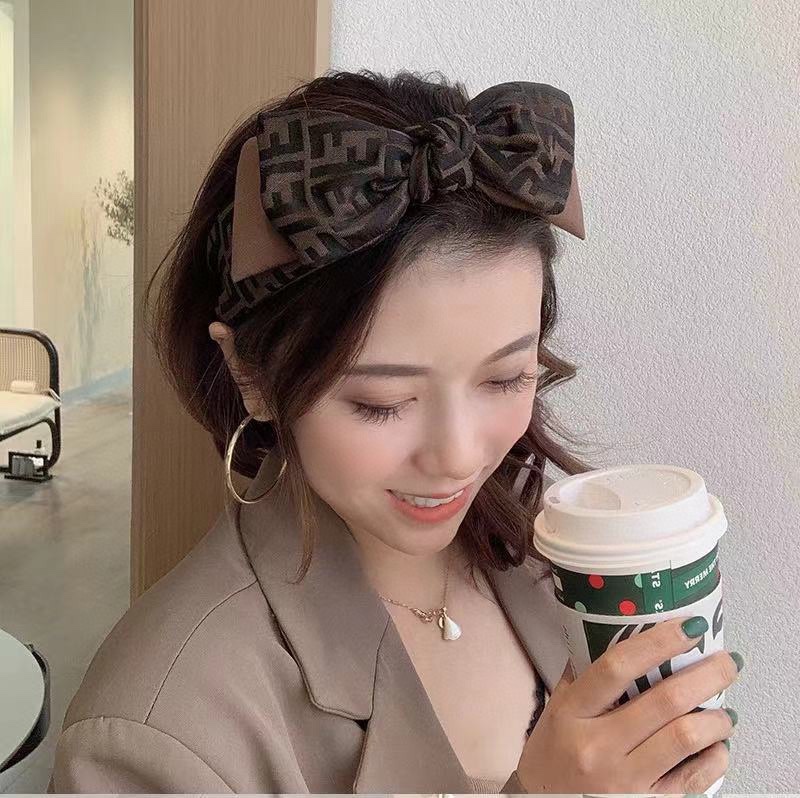 NO:277891,Packaging FENDI Popular new double F bow letter headband, retro big brand headband, simple and versatile, a must-have for trendy women, super high-end!  hairpins fendi fendi hairpins19860909配包装 FENDI 芬迪 火爆新款双F蝴蝶结字母发箍,复古大牌风头箍,简约百搭,潮女必备品,超级的高大上！,发夹,fendi,fendi,hairpins,accessory
