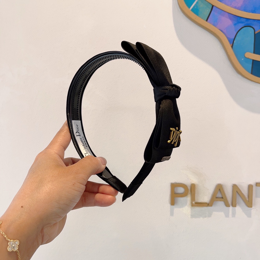 NO:278280,Packaging Dior (Dior) New wide-edge high-quality headband, Internet celebrity hot-spinned headband with teeth, let your charm bloom, the fresh ladylike style makes fashion simpler. Hair accessories, hairpins, dior, dior, hairpins19860909配包装 Dior（迪奥） 新款宽边高级感大牌发箍, 网红爆款带齿防滑头箍、让你的魅力绽放 清新淑女范让时尚更简单.发饰,发夹,dior,dior,hairpins,accessory