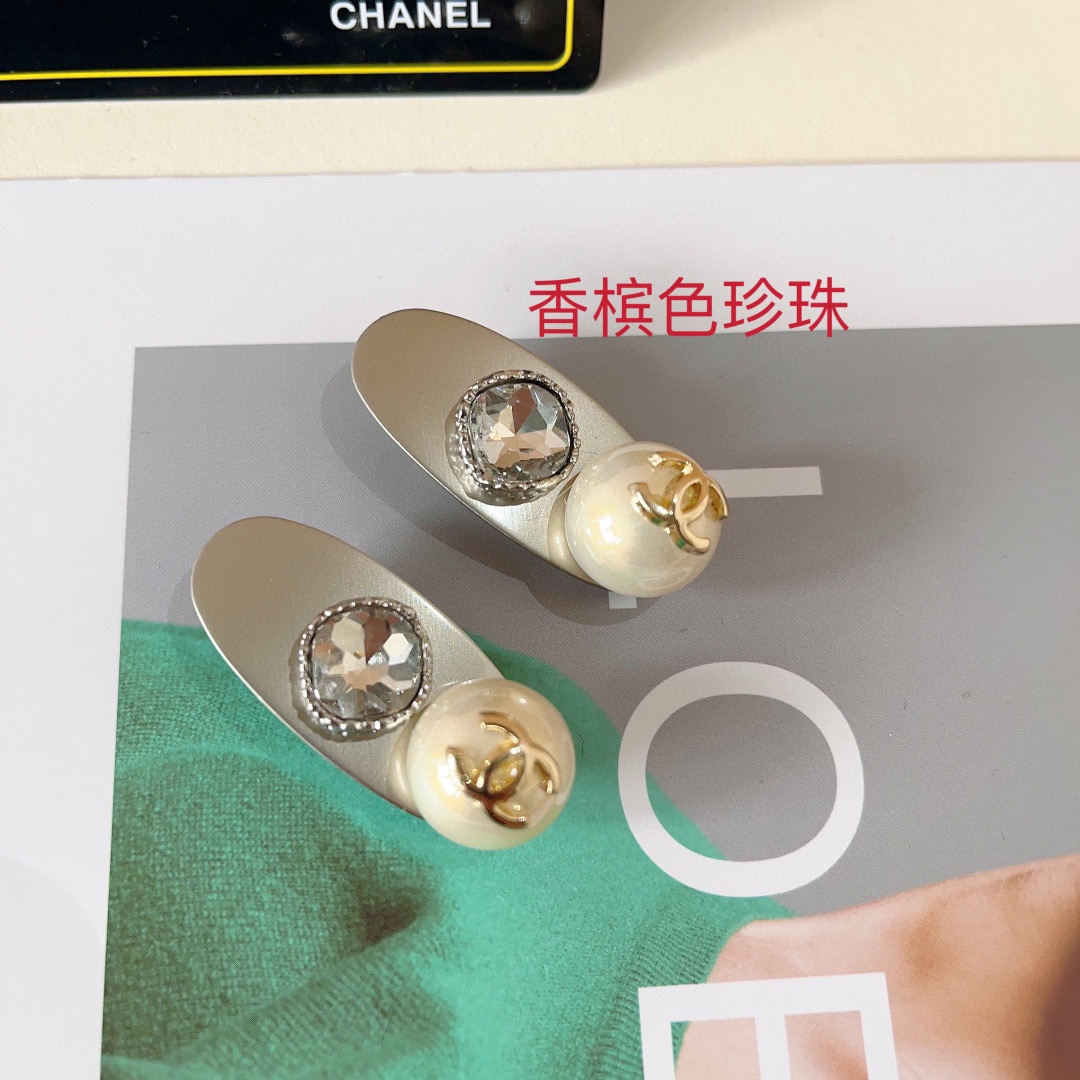 NO:278701,Packaging (one pair) CHANEL (Chanel) New small fragrance style diamond pearl BB clip, classic letter logo edge clip bang clip hair accessories, high-end Japanese and Korean fantasy girl simple and versatile style!  Hair accessories, hairpins, chanel, chanel, hairpins19860909配包装（一对） CHANEL（香奈儿） 新款小香风钻珍珠BB夹、经典字母logo边夹刘海夹发饰, 高级感日韩幻彩少女简约百搭款！发饰,发夹,chanel,chanel,hairpins,accessory