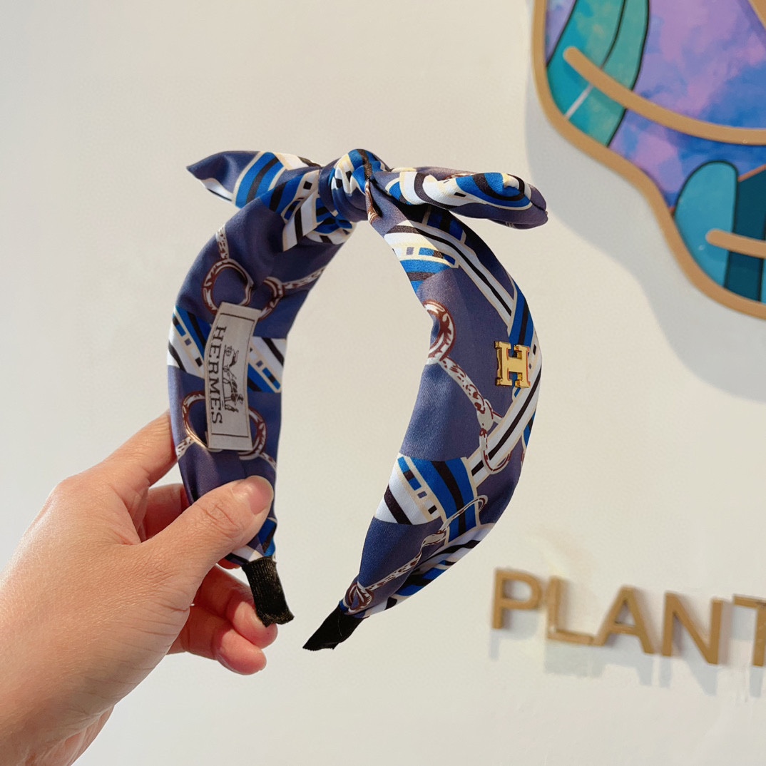 NO:278709,Packaging Hermes (Hermes) is a popular custom bow headband, the same style as the internet celebrity imported silk fabric, export orders and details are all shot!  The special fabric is very textured!  Hair accessories, hairpins, hermes, hermes, real silk, hairpins19860909配包装 Hermes（爱马仕） 火爆定制款蝴蝶结发箍,网红同款 进口真丝面料, 出口订单、细节全部实拍！特制面料非常显质感！发饰,发夹,hermes,hermes,real silk,hairpins,accessory