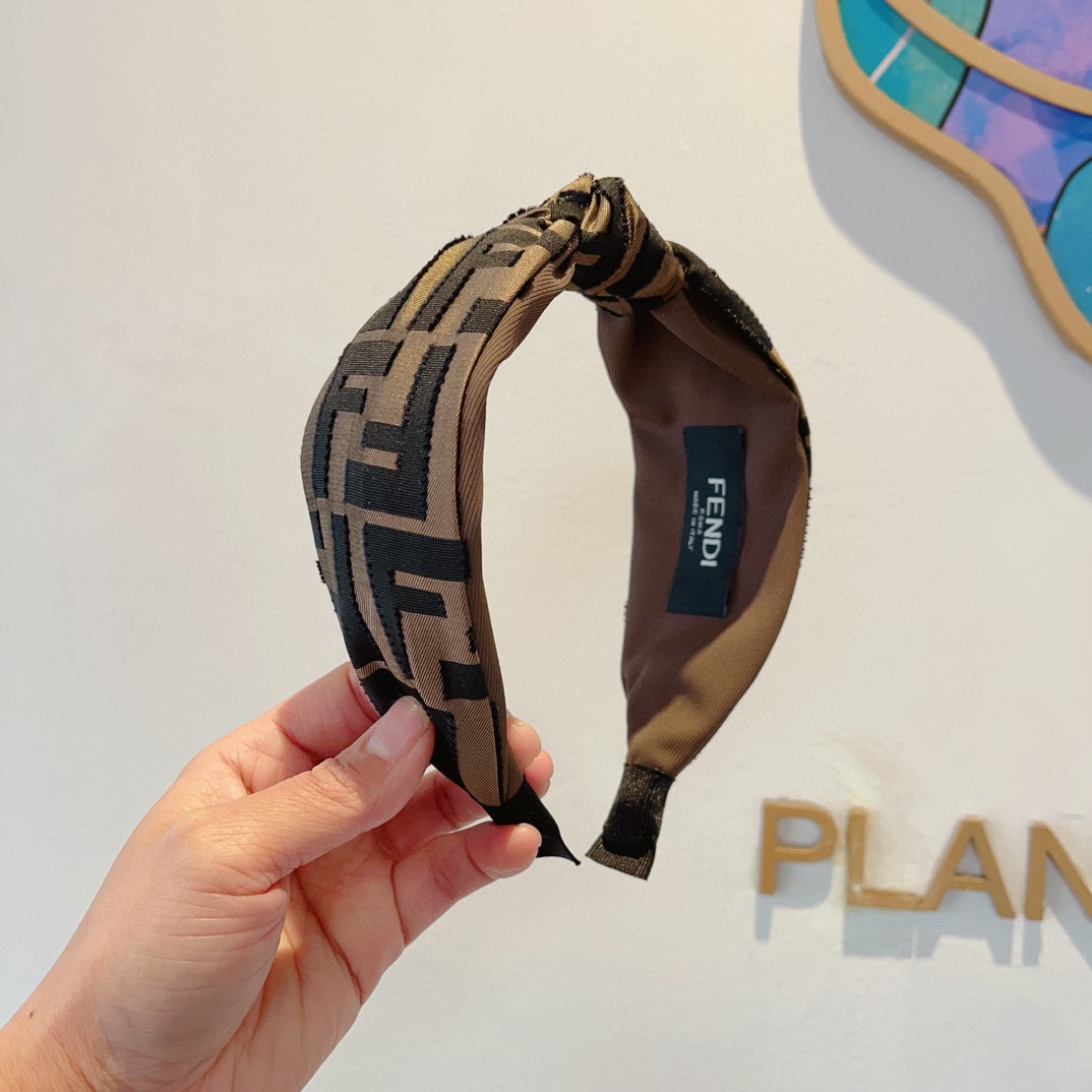 NO:278651,Packaging FENDI Popular new headbands, retro headbands, simple and versatile, a must-have for trendy women, super high-end!  Hair accessories, hairpins, fendi, fendi, hairpins19860909配包装 FENDI 芬迪 火爆新款发箍,复古头箍,简约百搭,潮女必备品,超级的高大上！发饰,发夹,fendi,fendi,hairpins,accessory
