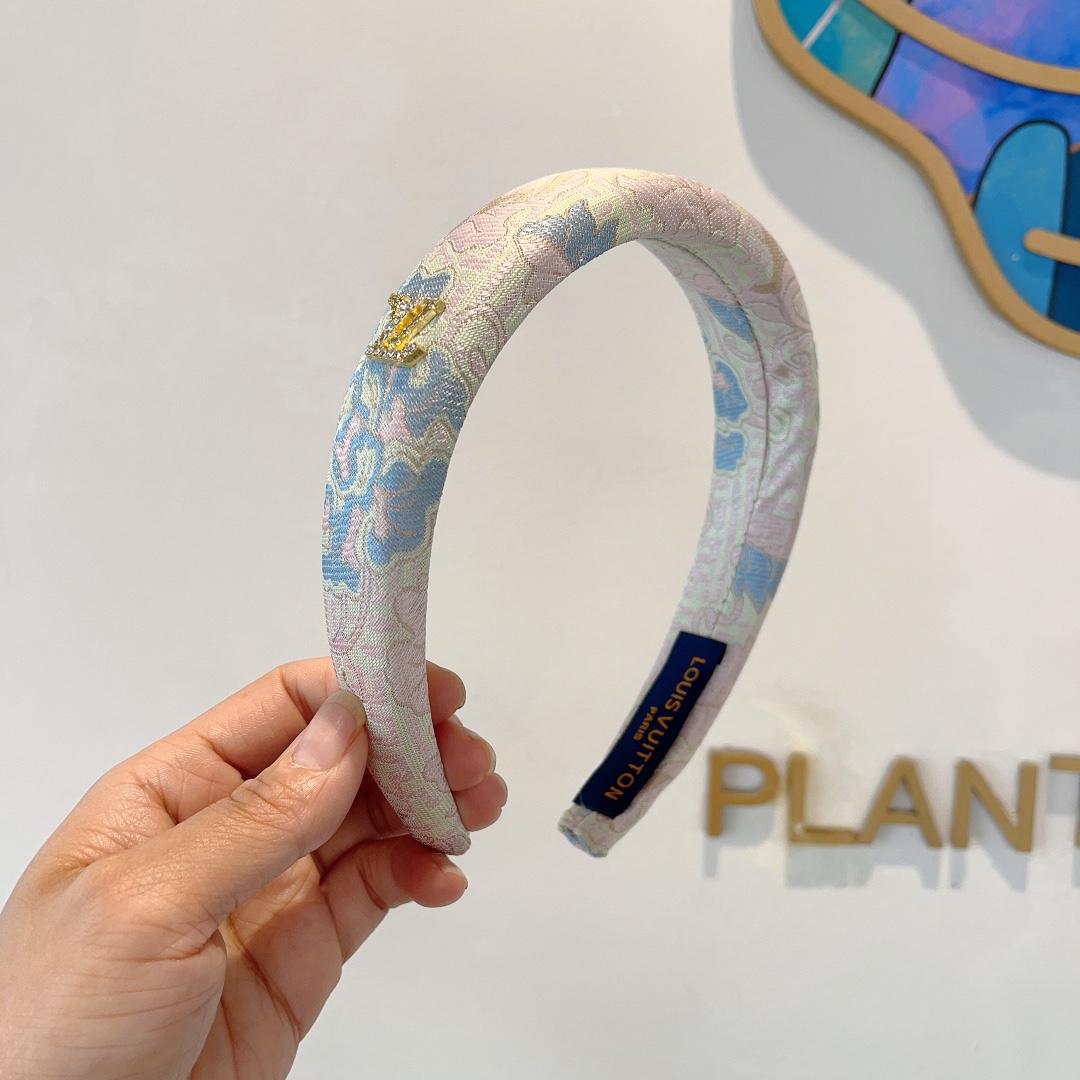NO:278673,Packaged by LV Louis Vuitton, a new retro headband, a fashionable and cute wide-edged headband, the latest counter model is coming to be fashionable and versatile, and the goddess must enter!  hair accessories, hairpins, louis vuitton, louis vuitton, hairpins19860909配包装 LV 路易威登 复古火爆新款发箍,时尚可爱宽边头箍,专柜最新款来袭时尚百搭,女神必入 ！发饰,发夹,louis vuitton,louis vuitton,hairpins,accessory