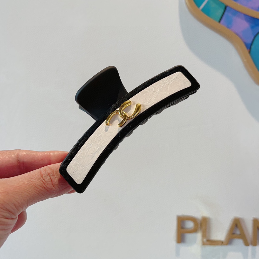 NO:278683,Packaged CHANEL (Chanel) New retro leather grab clip, duckbill clip hair clip, classic letter logo spring clip, super exquisite, you will be fucked by the picture!  Counter shipping and hairpins, chanel, chanel, hairpins19860909配包装 CHANEL（香奈儿） 新款复古皮质抓夹 鸭嘴夹发夹,经典字母logo弹簧夹, 超精致,转图必爆哈！专柜出货发饰,发夹,chanel,chanel,hairpins,accessory