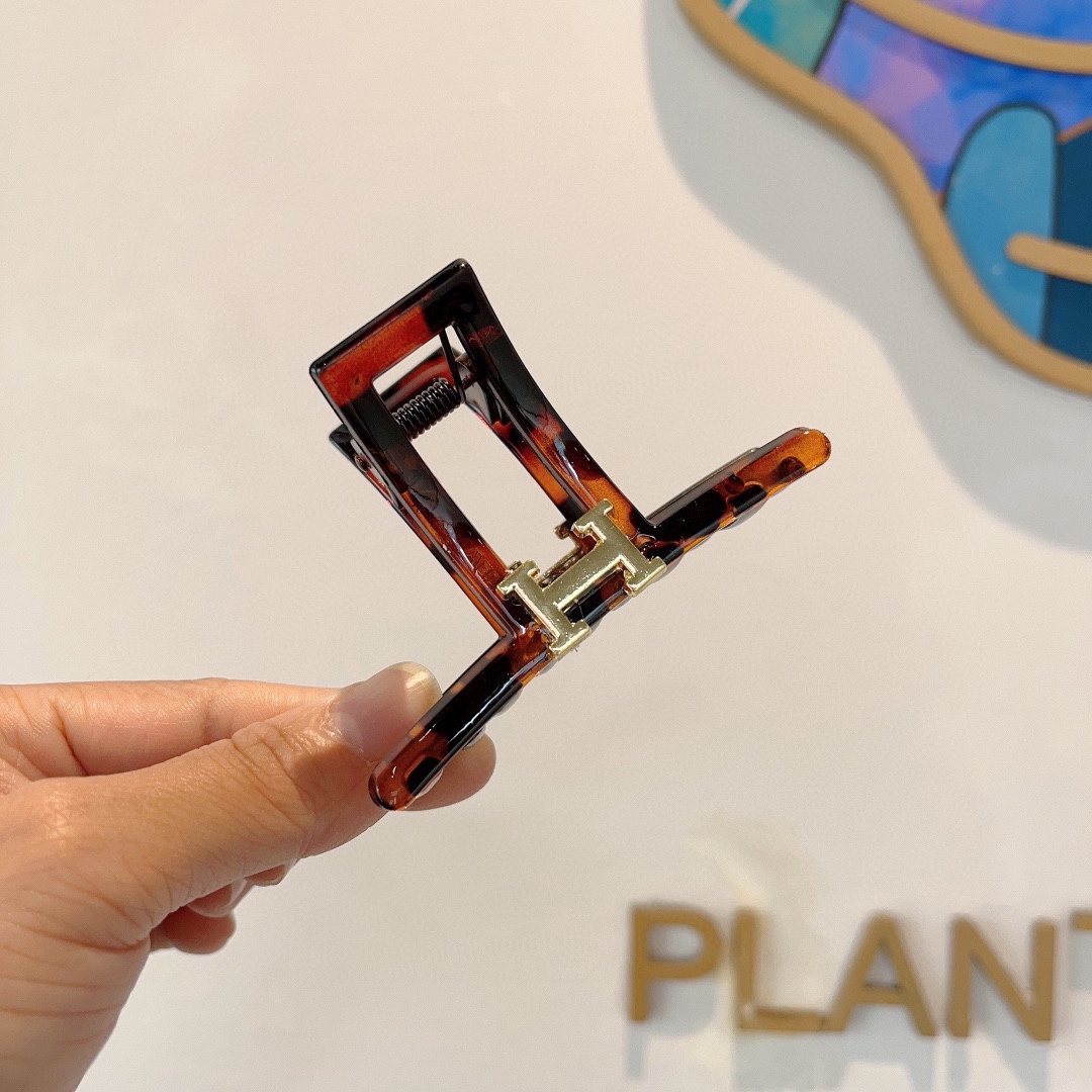 NO:278692,Packaging HERMES (Hermes) new counter hair clip, classic sweet princess style, big brand high-end clip. Super exquisite, it will be exciting to change pictures!  Internet celebrity hits!  hair accessories, hairpins, hermes, hermes, hairpins19860909配包装 HERMES（爱马仕） 专柜新款发夹,经典甜美公主风 大牌高级感抓夹.超精致,转图必爆哈！网红爆款！发饰,发夹,hermes,hermes,hairpins,accessory