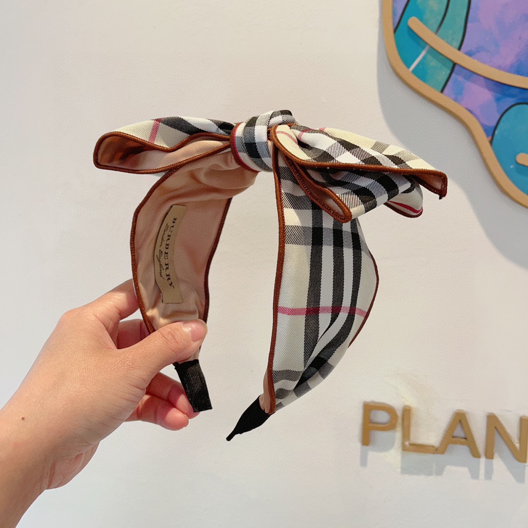 NO:278665,Packaging Burberry BURBERRY new bow headband, customer-supplied fabric, all details are taken!  Very pleasing and versatile, suitable for various occasions!  Hair accessories, hairpins, burberry, burberry, hairpins19860909配包装 巴宝莉BURBERRY 新款蝴蝶结发箍,客供面料 细节全部实拍！非常耐看又百搭、适合各种场合搭配！发饰,发夹,burberry,burberry,hairpins,accessory