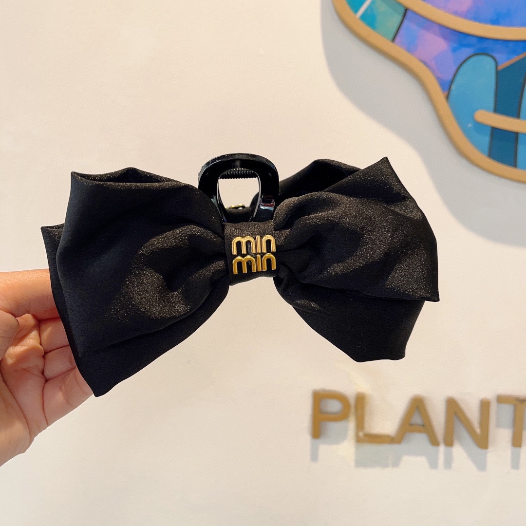 NO:278940,Packaging MIUMIU (Miao Miao) new princess headdress bow grabber, high-end letter simple retro hair clip original single product, simple and versatile, a must-have for trendy women, super high-end!  Hair accessories, hairpins, miumiu, hairpins19860909配包装 MIUMIU（缪缪）新款公主头饰蝴蝶结抓夹,高级感字母简约复古发夹原单货,简约百搭,潮女必备品,超级的高大上！发饰,发夹,miumiu,hairpins,accessory