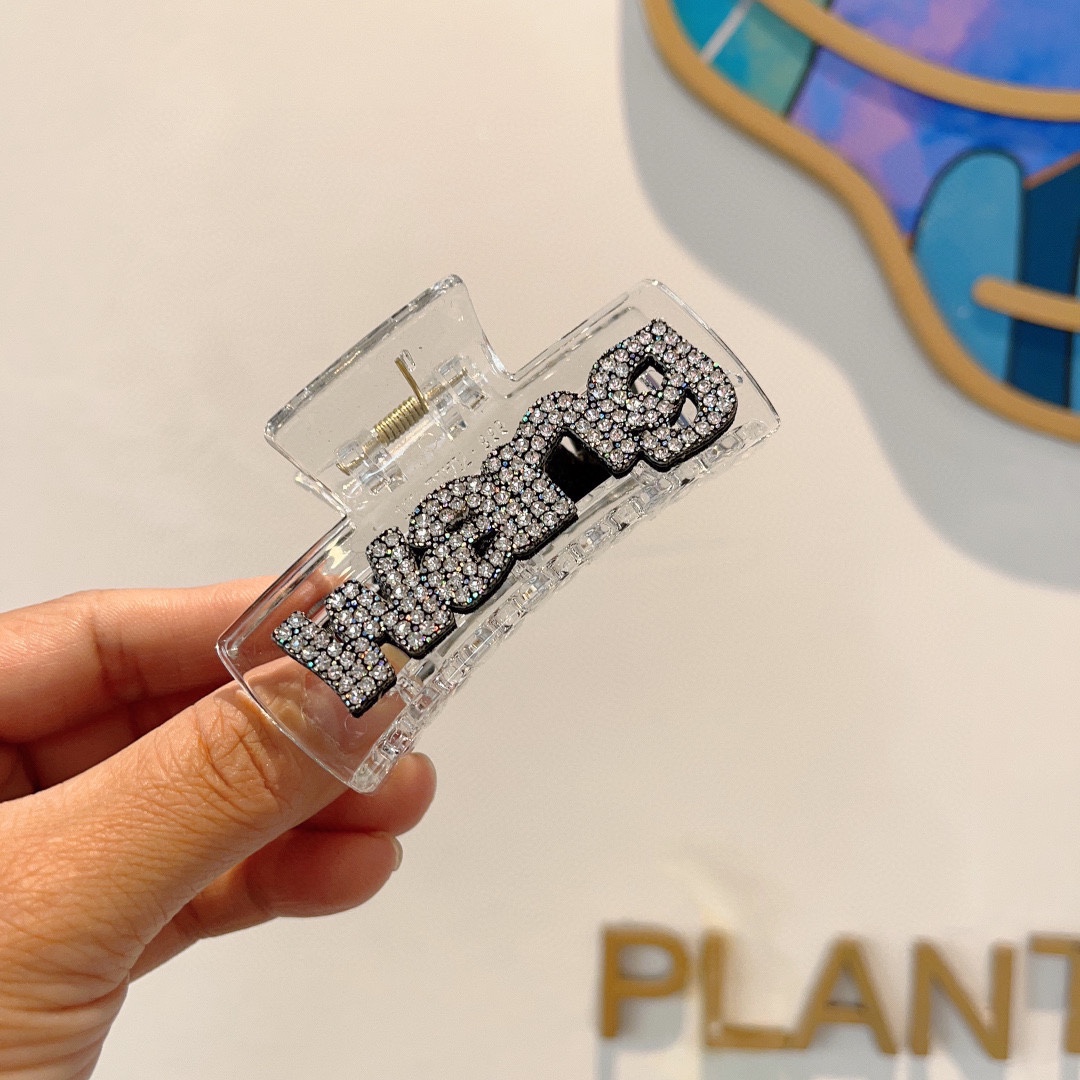 NO:278973,Packaging Alexander King European and American new trendy clips, same style as celebrities, goddess must-have items, very versatile, fashionable hairpins, wear it full of tall and tall. Hair accessories, hairpins, alexander wang, hairpins19860909配包装 亚历山大王欧美新款潮流抓夹,明星同款 女神必备单品,非常百搭,时尚发夹, 戴上它满满的高大上.发饰,发夹,alexander wang,hairpins,accessory