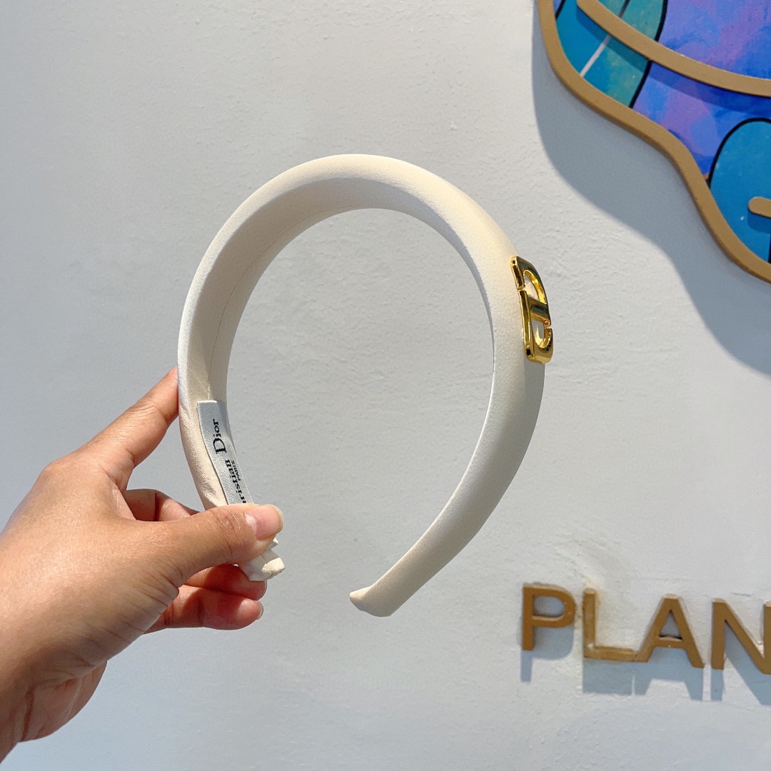 NO:279183,Packaging Dior (Dior) New wide-edge high-quality headband, Internet celebrity hot-slip headband, let your charm bloom, the fresh ladylike style makes fashion simpler. Hair accessories, hairpins, dior, dior, hairpins19860909配包装 Dior（迪奥） 新款宽边高级感大牌发箍, 网红爆款防滑头箍、让你的魅力绽放 清新淑女范让时尚更简单.发饰,发夹,dior,dior,hairpins,accessory