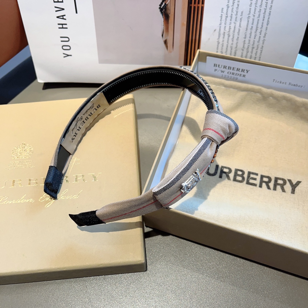 配包装巴宝莉BURBERRY新款高版本蝴蝶结发箍客供面料细节全部实拍！非常耐看又百搭适合各种场合搭配！